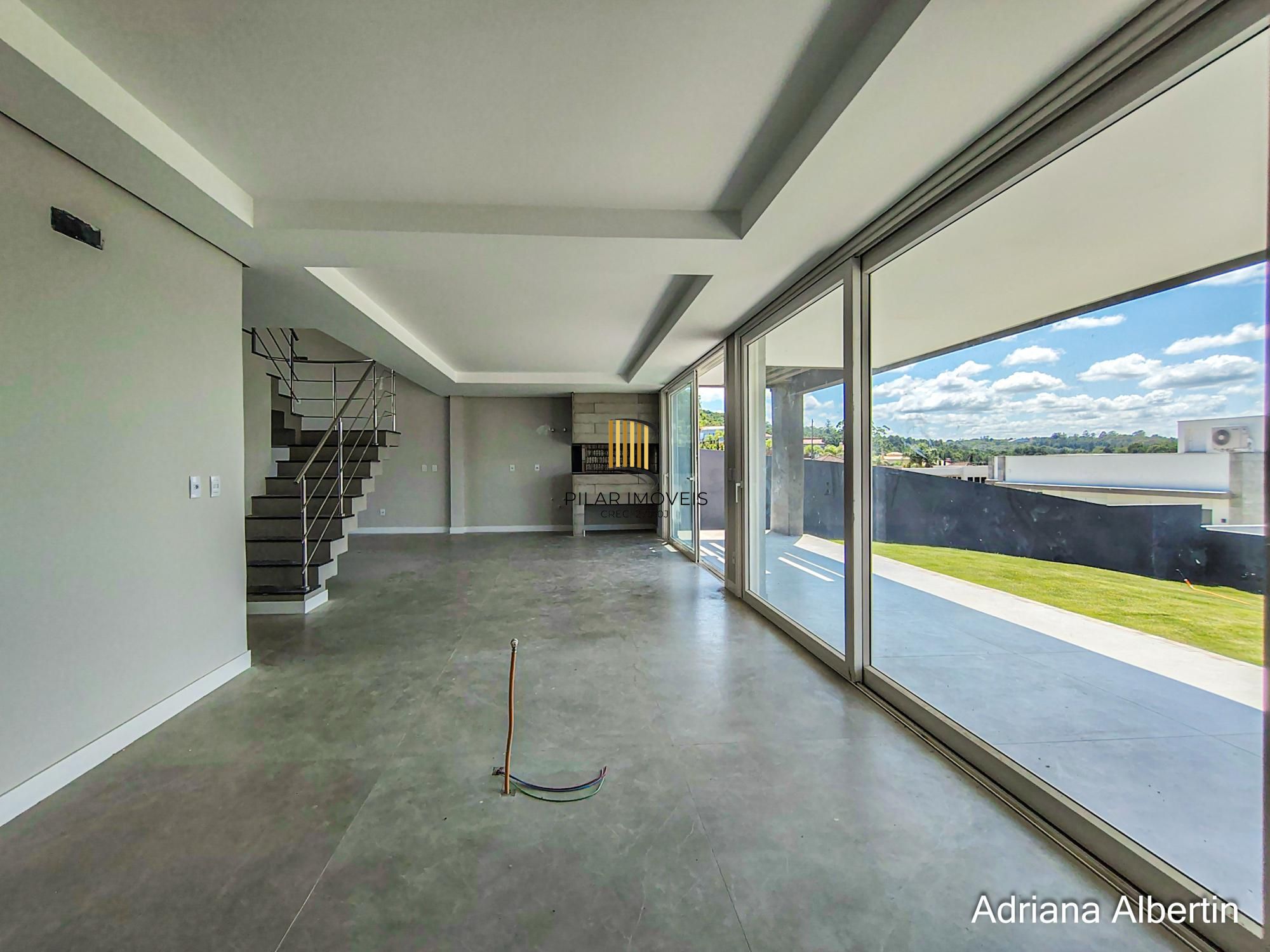 Casa em Alphaville com 3 suítes e pátio amplo