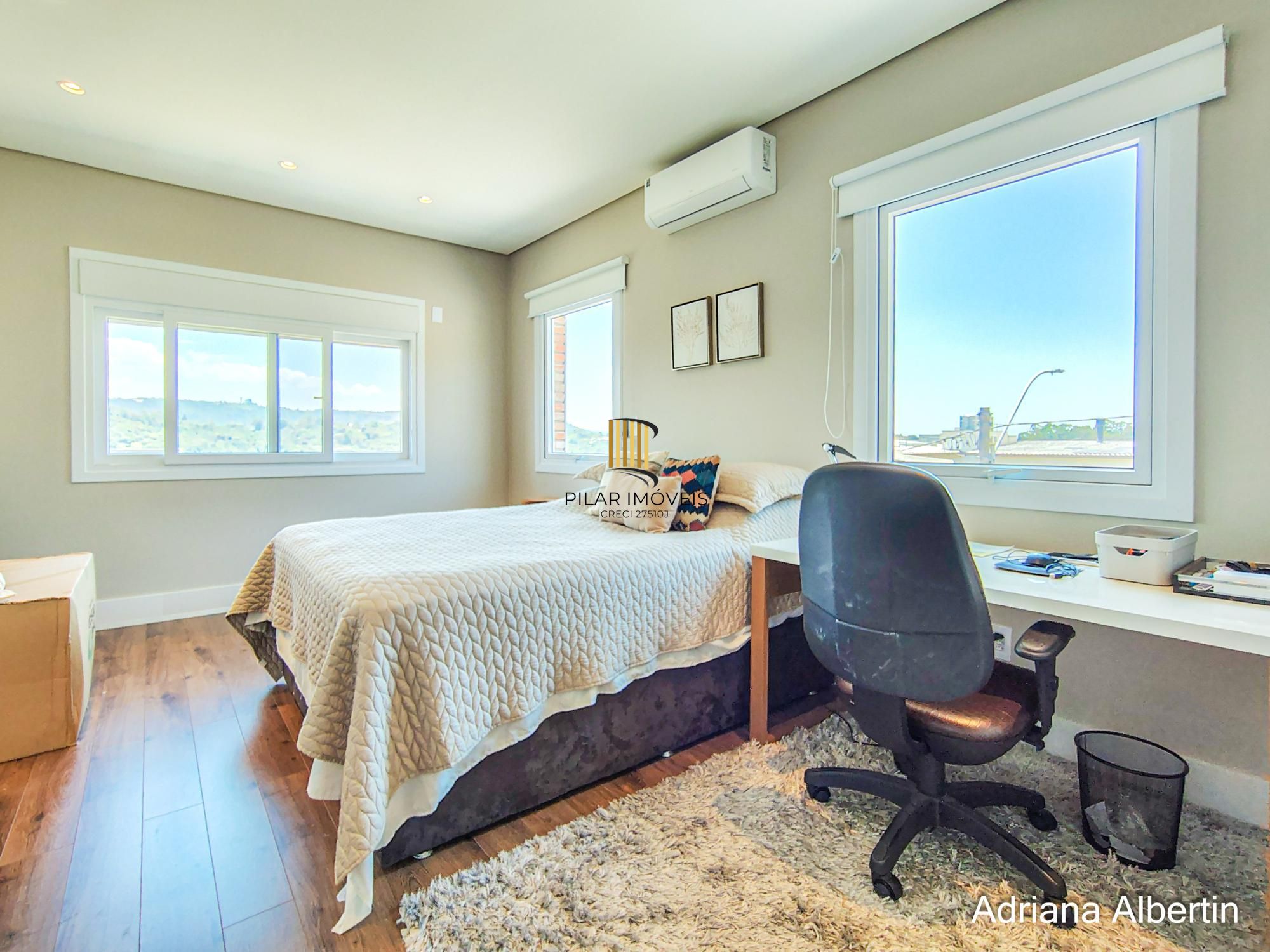 Casa em condomínio Alphaville com 4 suítes e área verde nos fundos