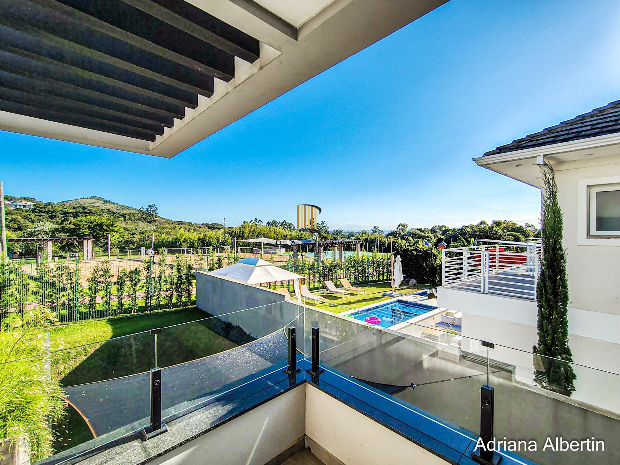 Casa com 345m², piscina e vista para o Guaiba