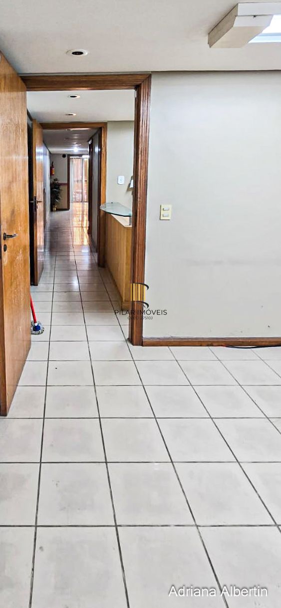 Prédio comercial com 239m²