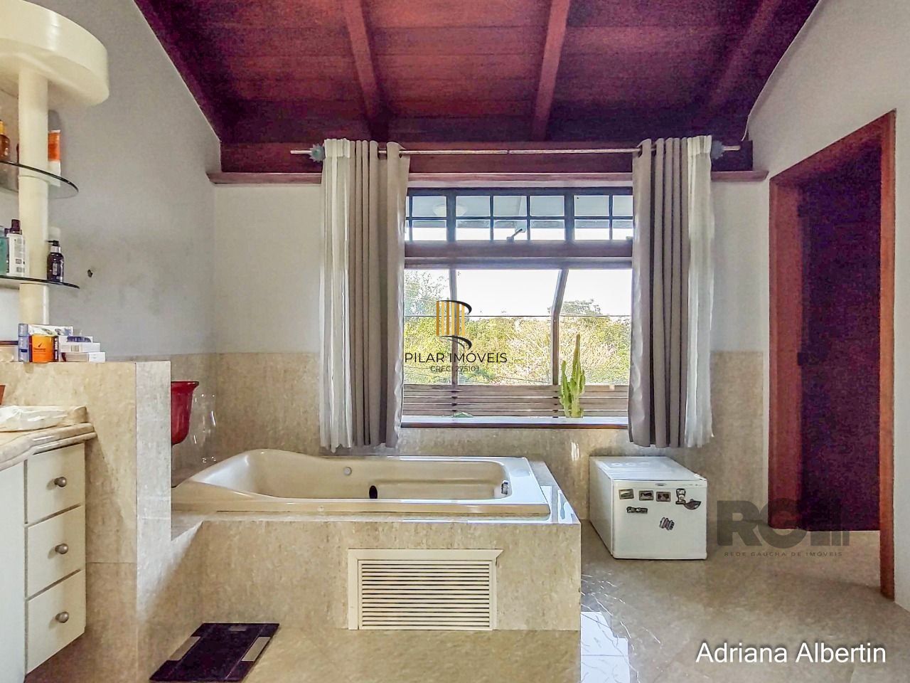 Casa 5 dormitórios no bairro Ipanema