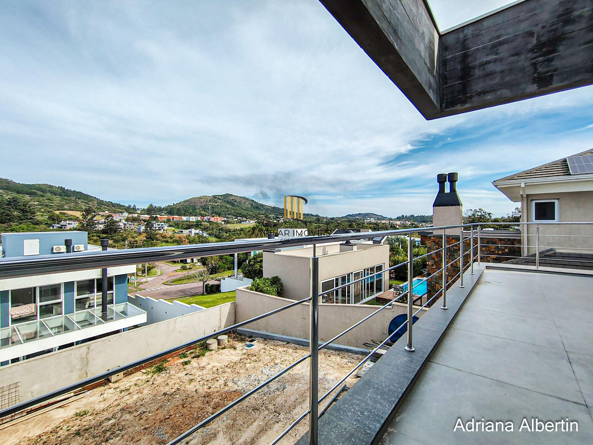Casa em Alphaville com 3 suítes e pátio amplo