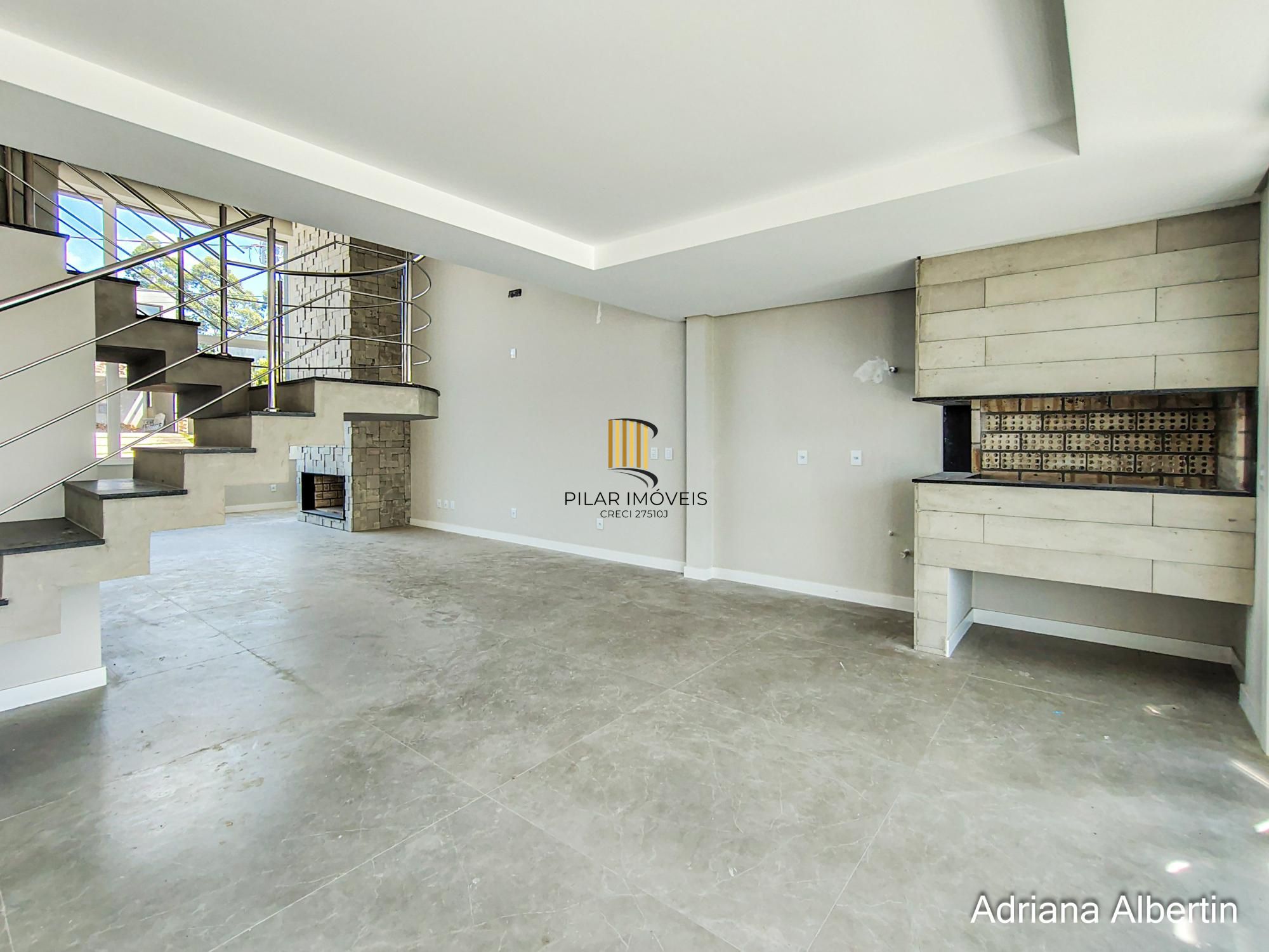 Casa em Alphaville com 3 suítes e pátio amplo