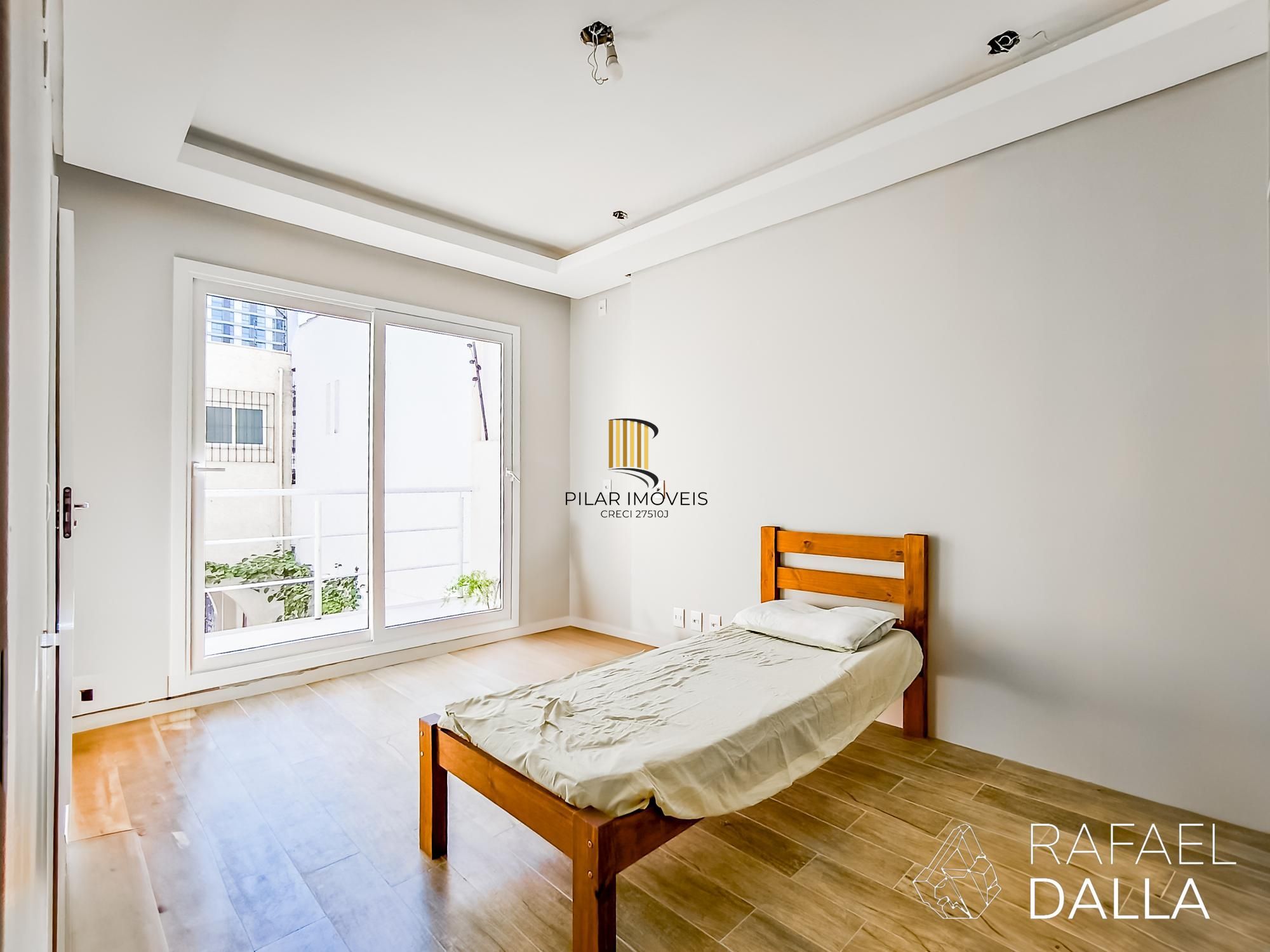 Casa com piscina e 5 vagas em frente ao Zaffari na Luiz Afonso