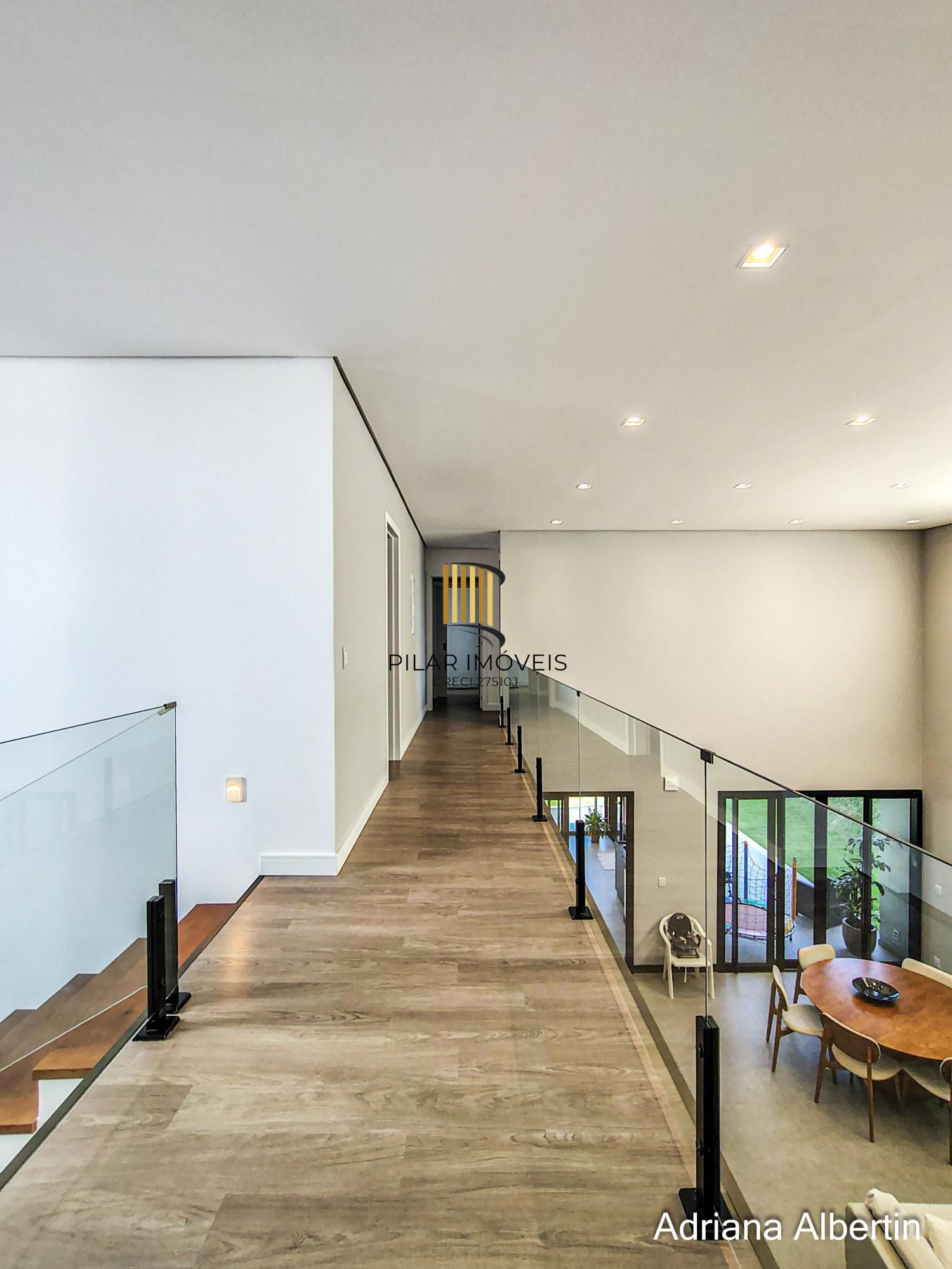 Casa com 345m², piscina e vista para o Guaiba