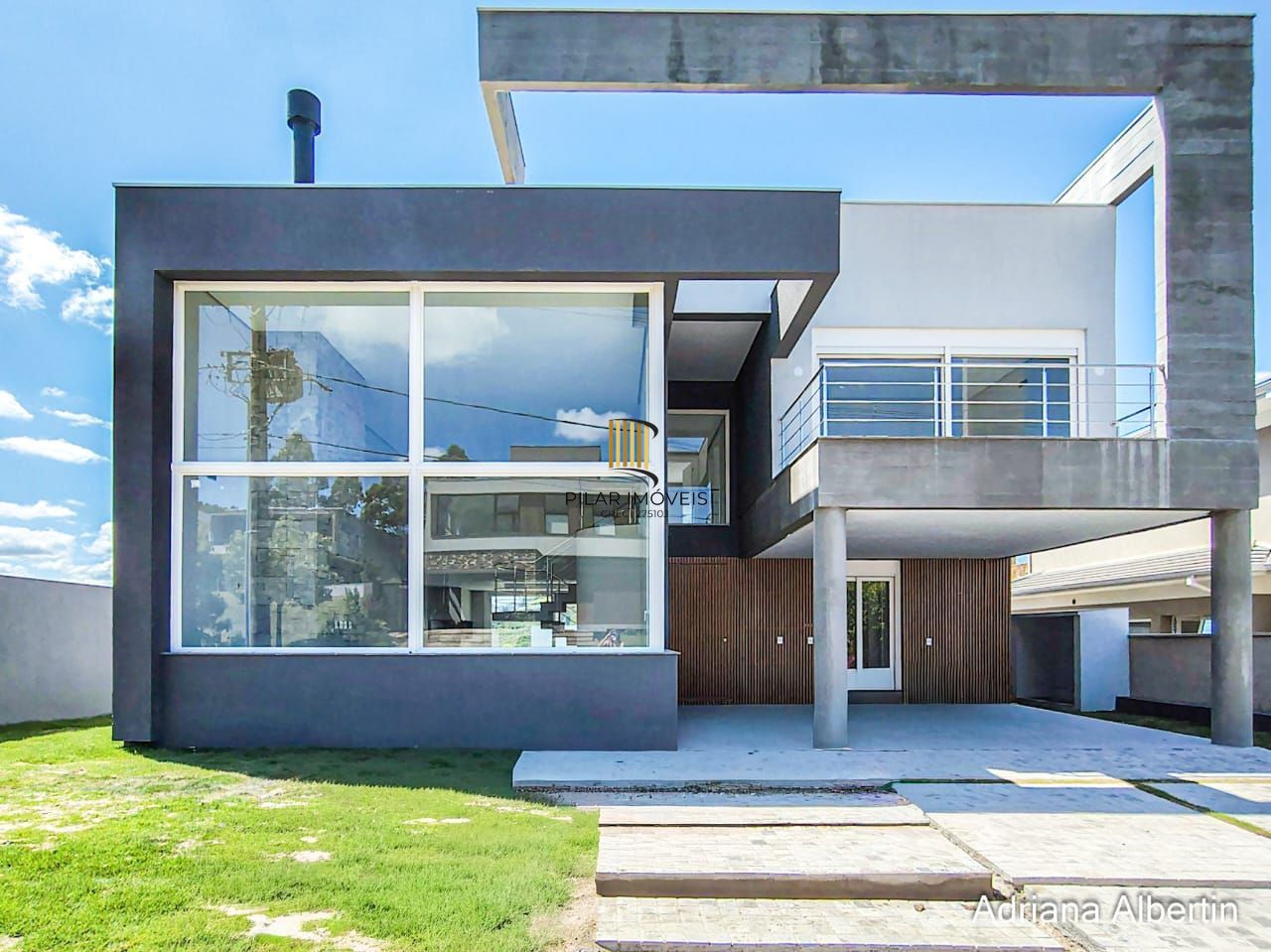 Casa em Alphaville com 3 suítes e pátio amplo