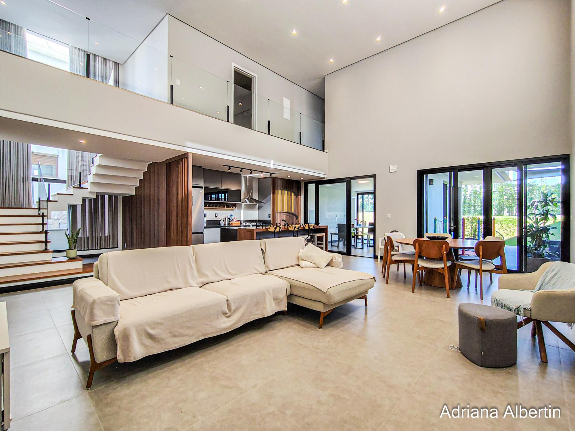 Casa com 345m², piscina e vista para o Guaiba