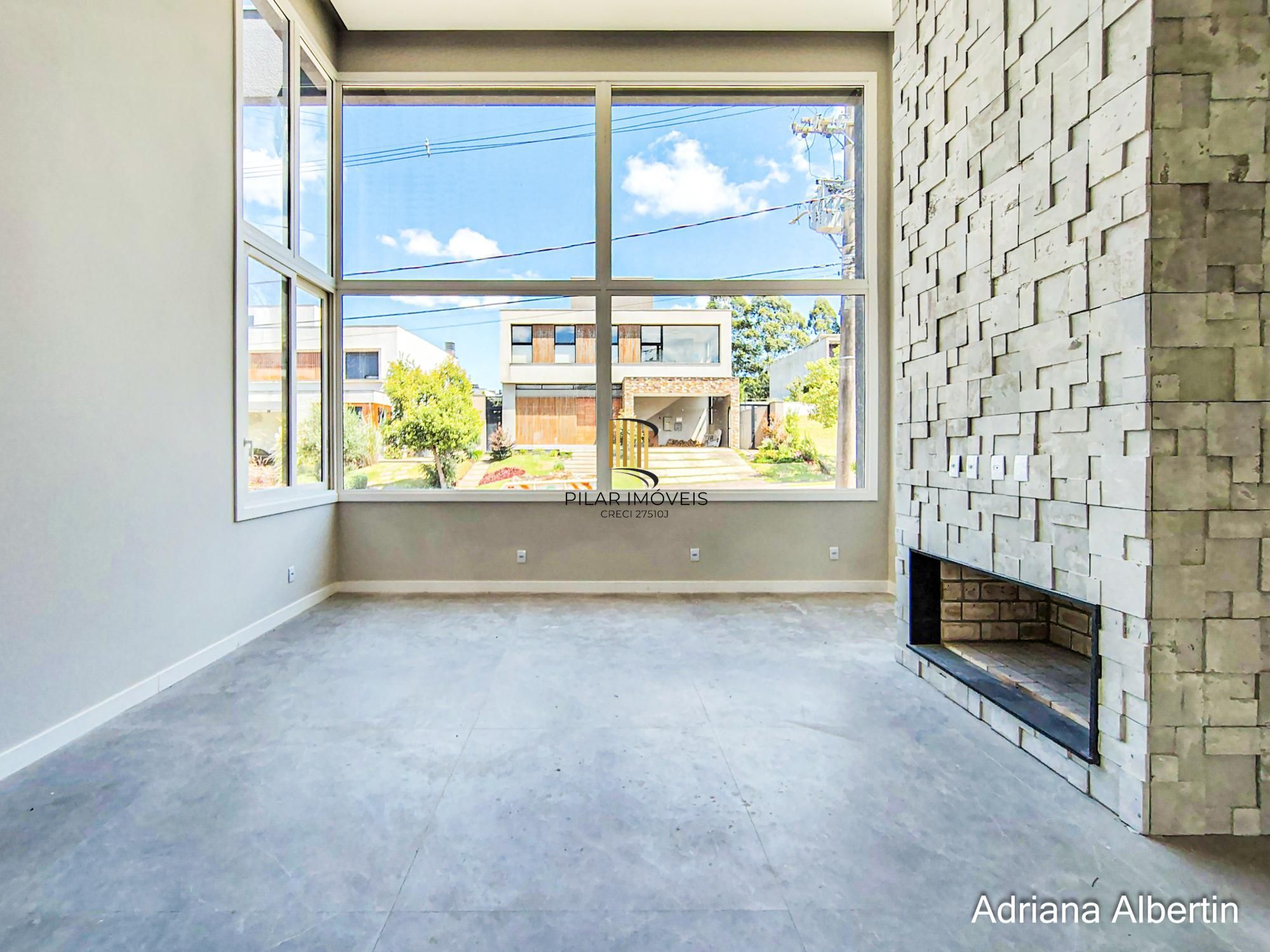 Casa em Alphaville com 3 suítes e pátio amplo