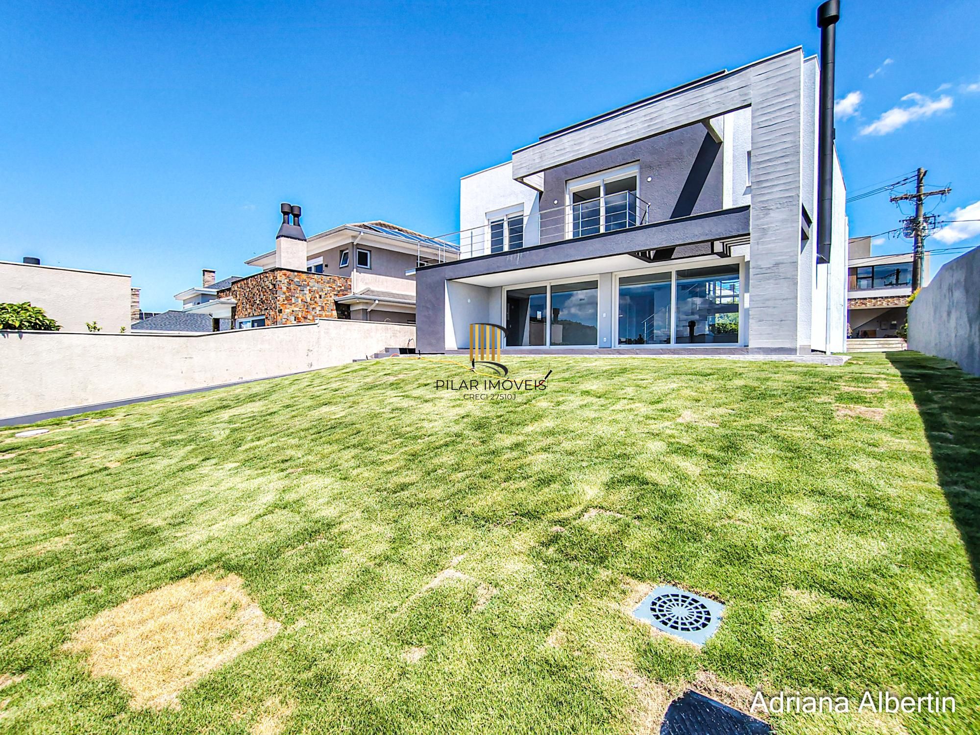 Casa em Alphaville com 3 suítes e pátio amplo