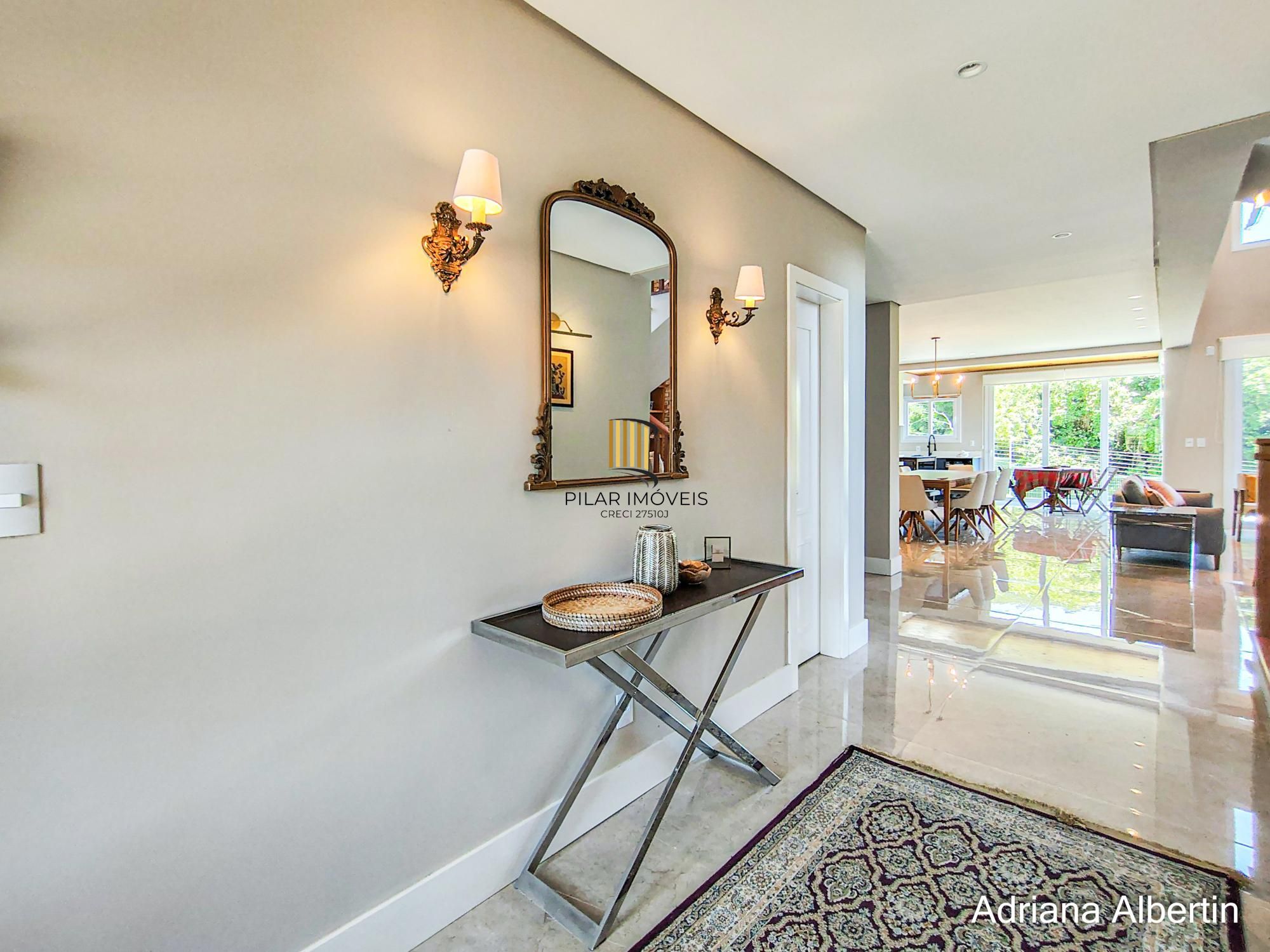 Casa em condomínio Alphaville com 4 suítes e área verde nos fundos