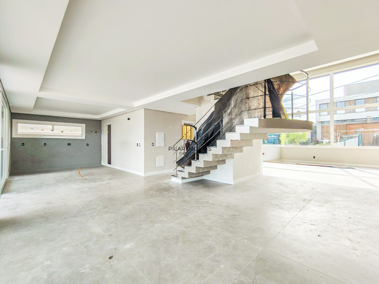 Casa em Alphaville com 3 suítes e pátio amplo