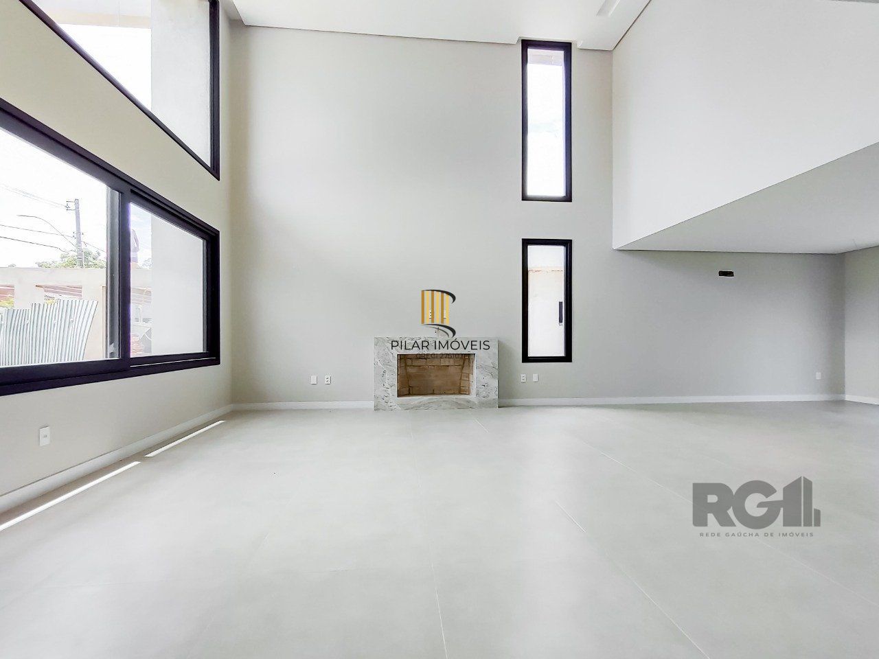 Casa Condominio para Venda - 349m², 3 dormitórios, sendo 3 suites, 2 vagas - Alphaville