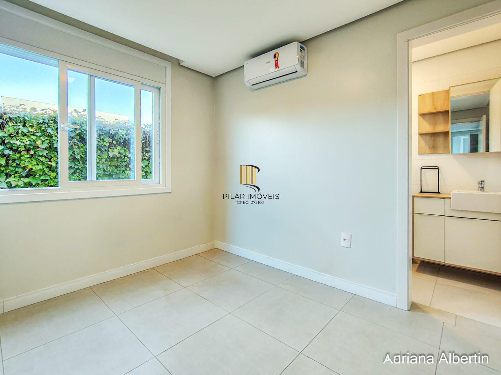 ALPHAVILLE PORTO ALEGRE | CASA COM FUNDOS PARA APP E ÁREA EXTERNA COMPLETA