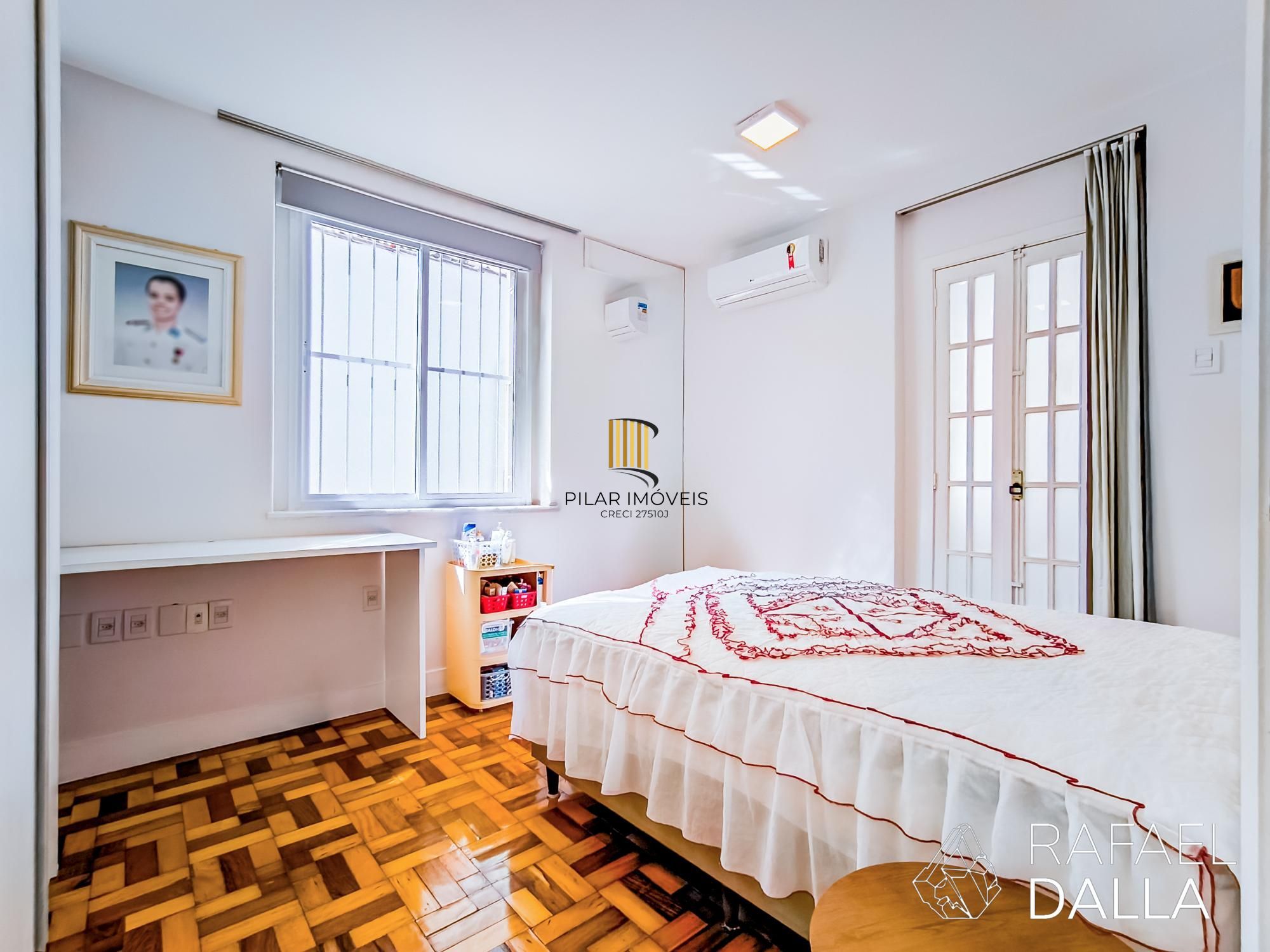 Casa com piscina e 5 vagas em frente ao Zaffari na Luiz Afonso