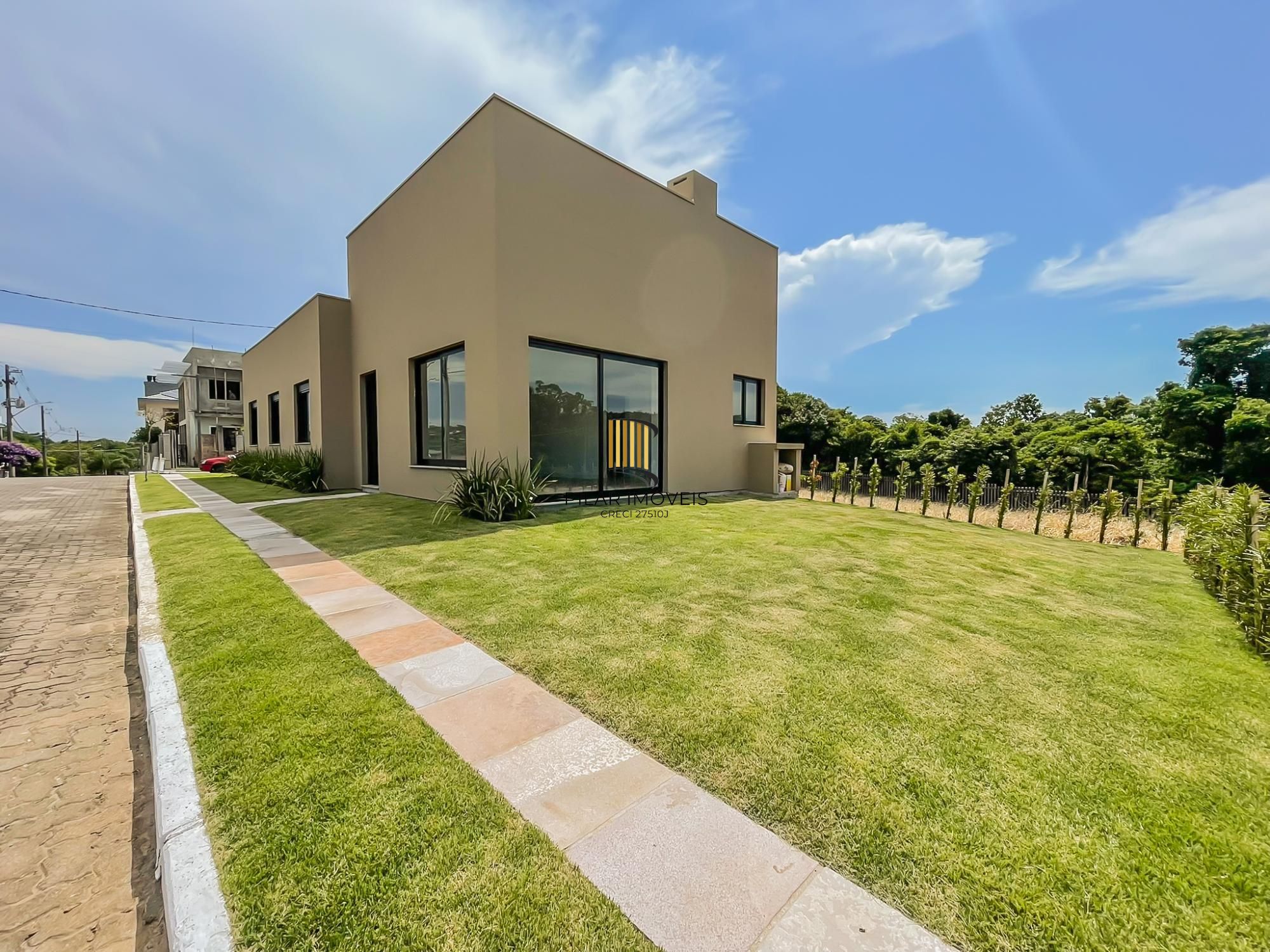 Casa térrea com 100m² privativo, em condomínio fechado na Estrada Jorge Pereira Nunes