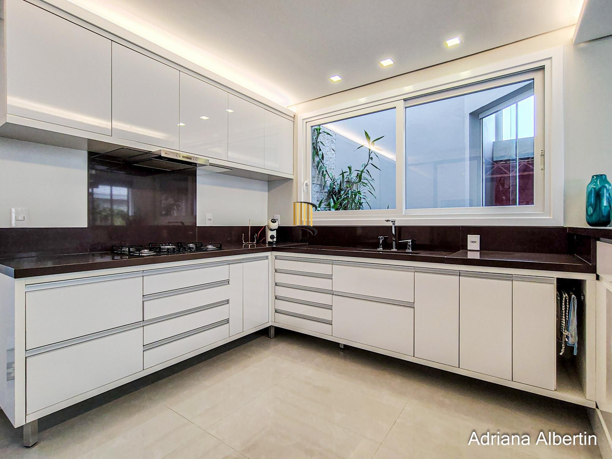 ALPHAVILLE PORTO ALEGRE | CASA COM FUNDOS PARA APP E ÁREA EXTERNA COMPLETA