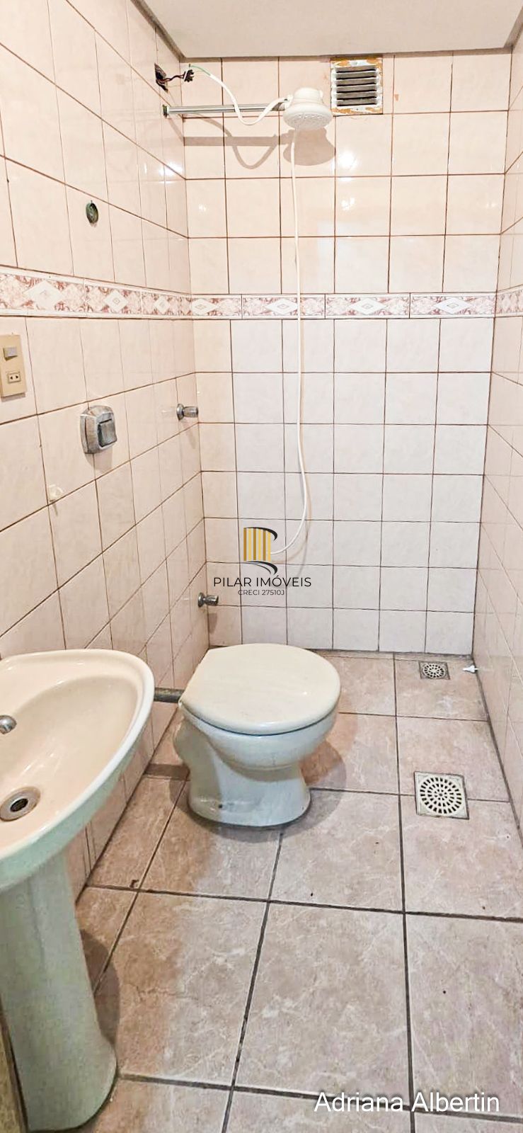 Prédio comercial com 239m²