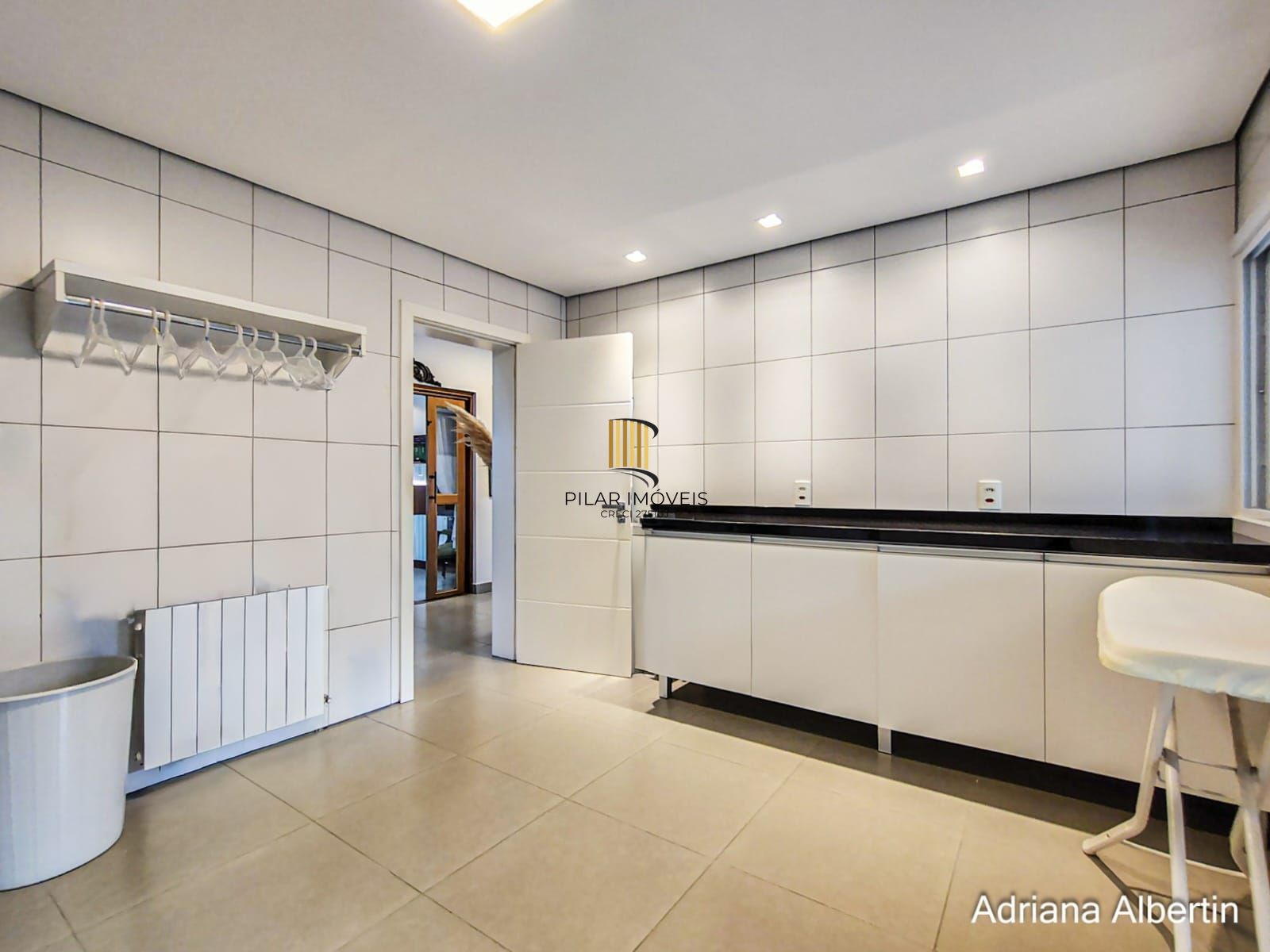 Casa com 660m² no Alphaville Porto Alegre para quem quer espaço, vista e personalidade — sem cair no padrão genérico