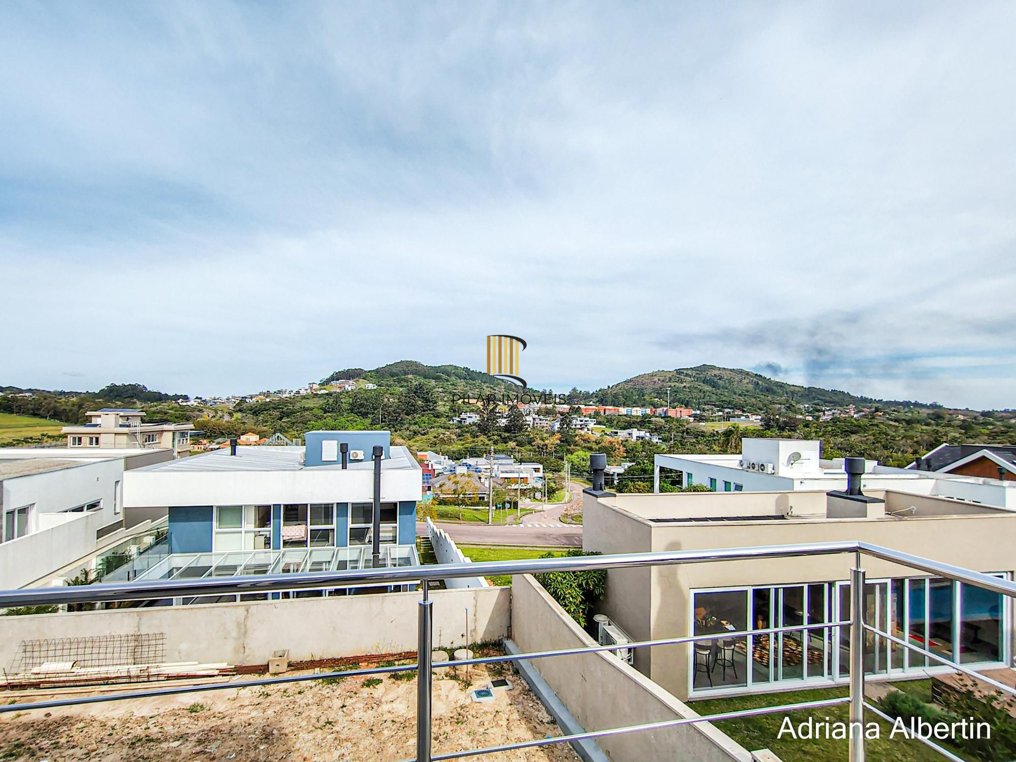 Casa em Alphaville com 3 suítes e pátio amplo