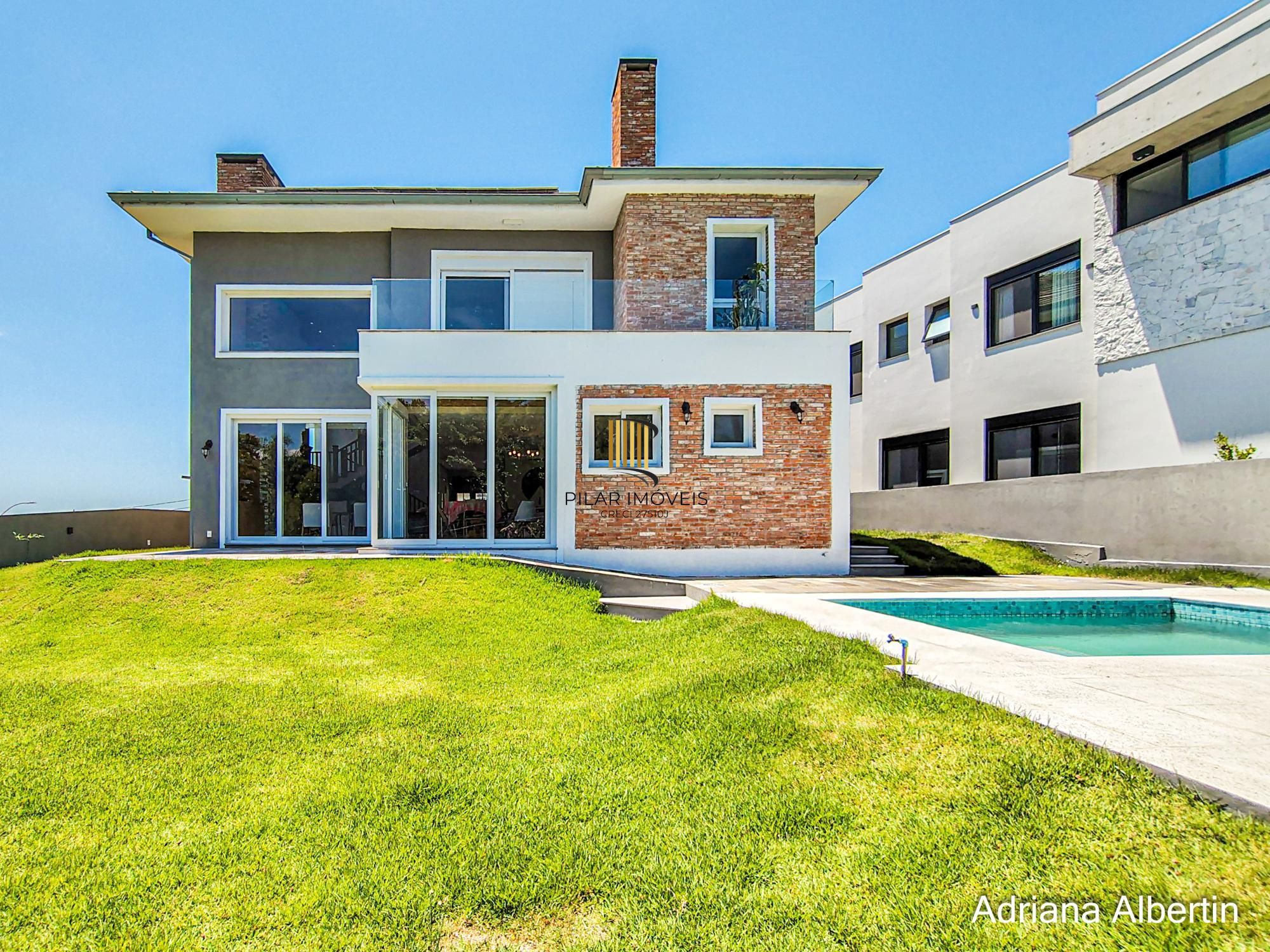 Casa em condomínio Alphaville com 4 suítes e área verde nos fundos