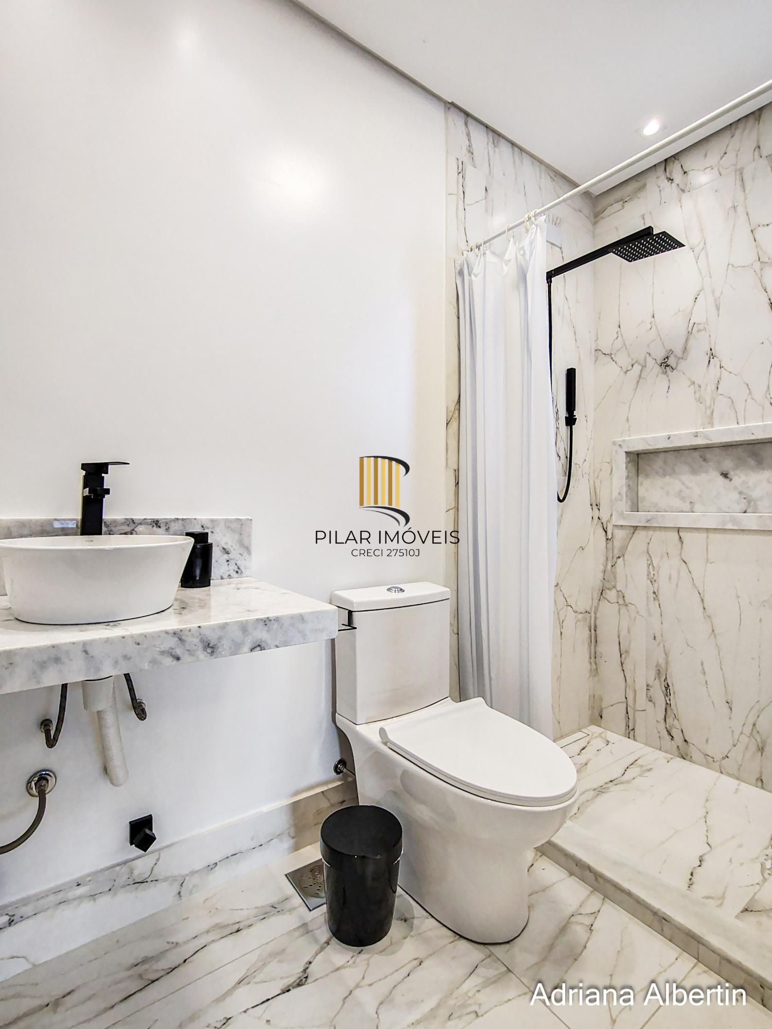 Casa com 345m², piscina e vista para o Guaiba