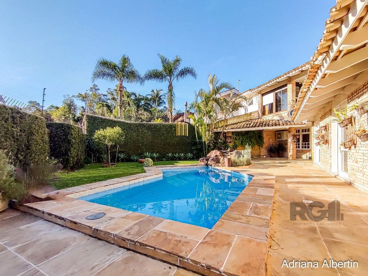 Casa 5 dormitórios no bairro Ipanema