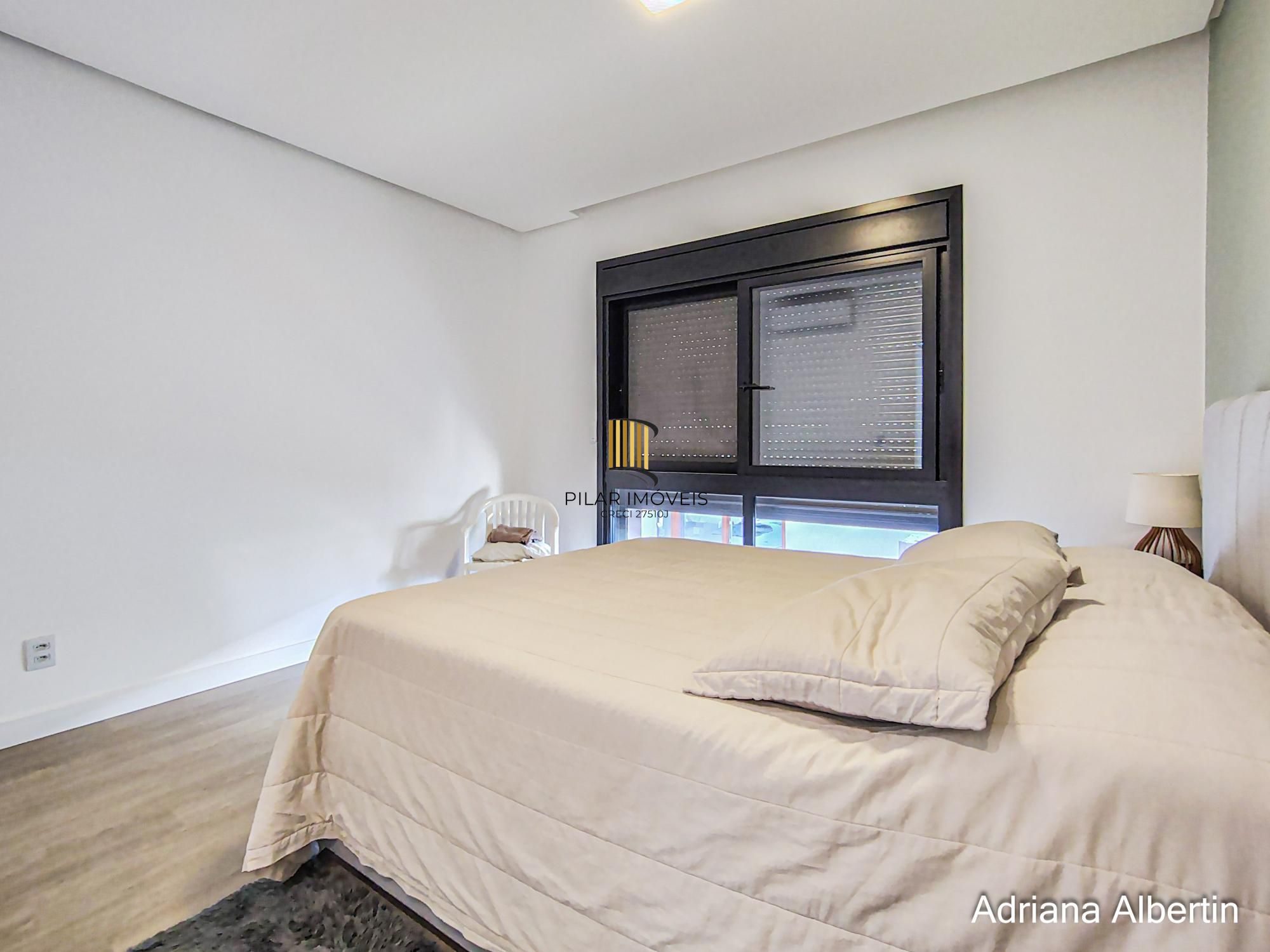 Casa com 345m², piscina e vista para o Guaiba