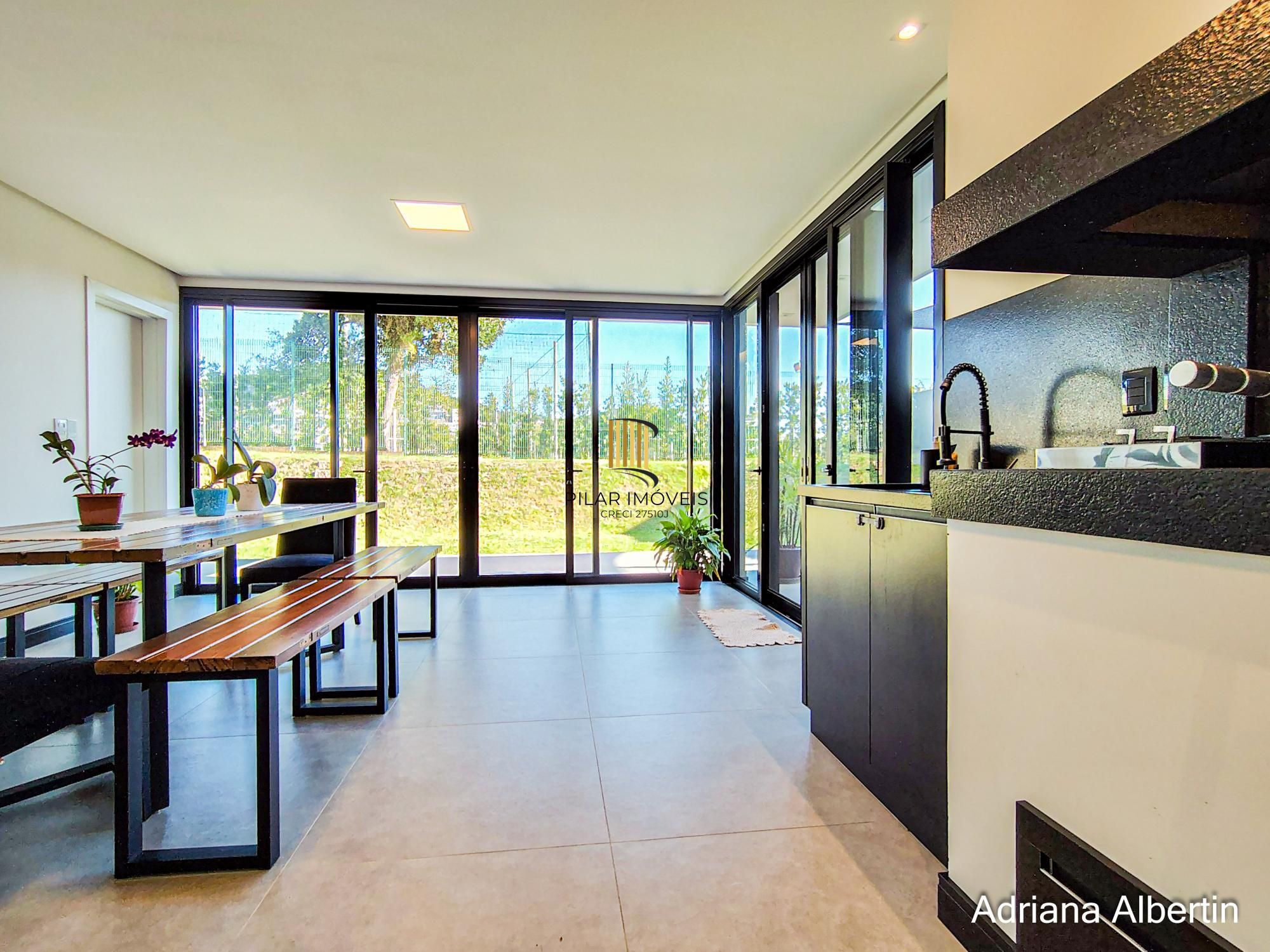 Casa com 345m², piscina e vista para o Guaiba