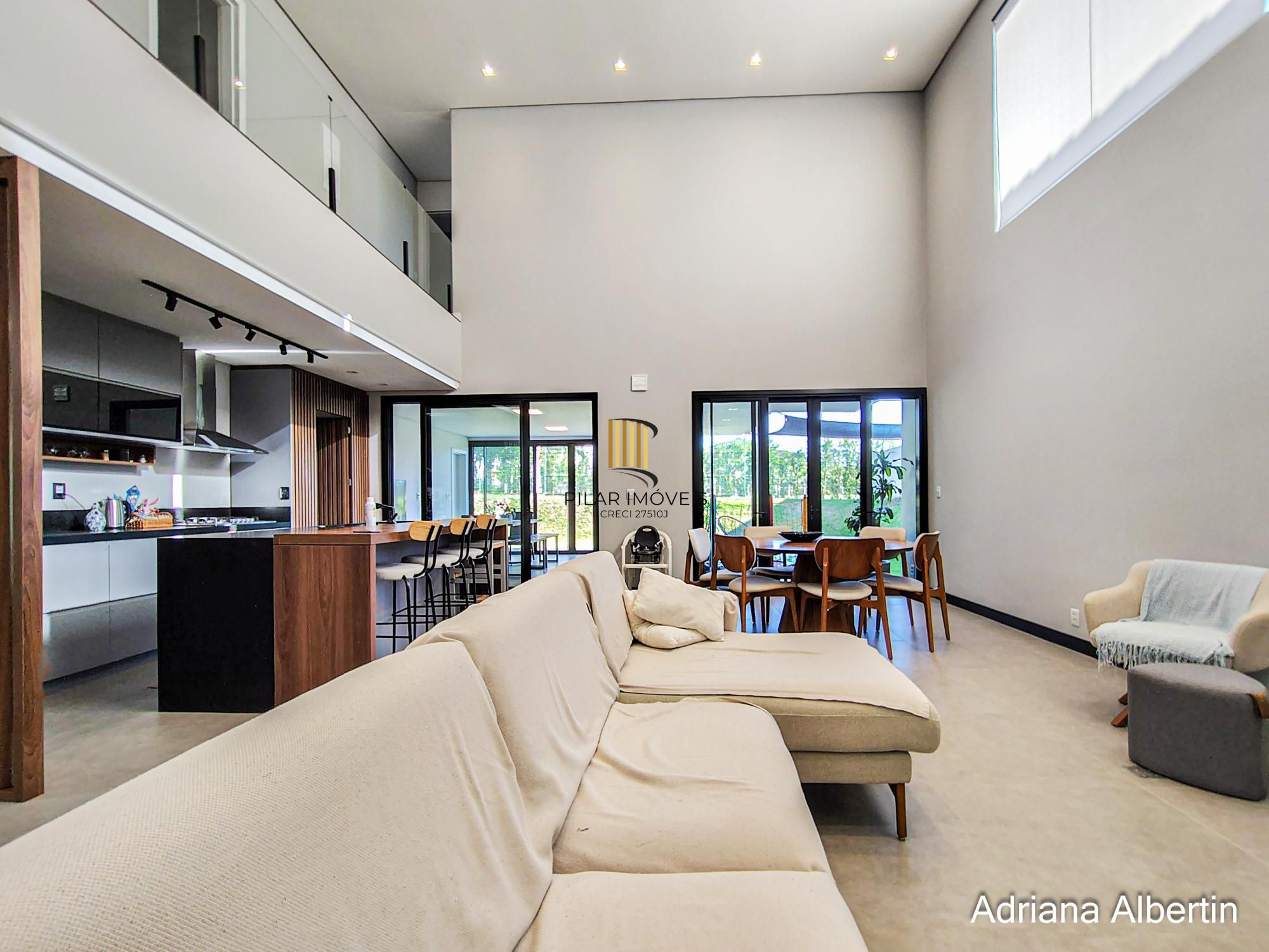 Casa com 345m², piscina e vista para o Guaiba