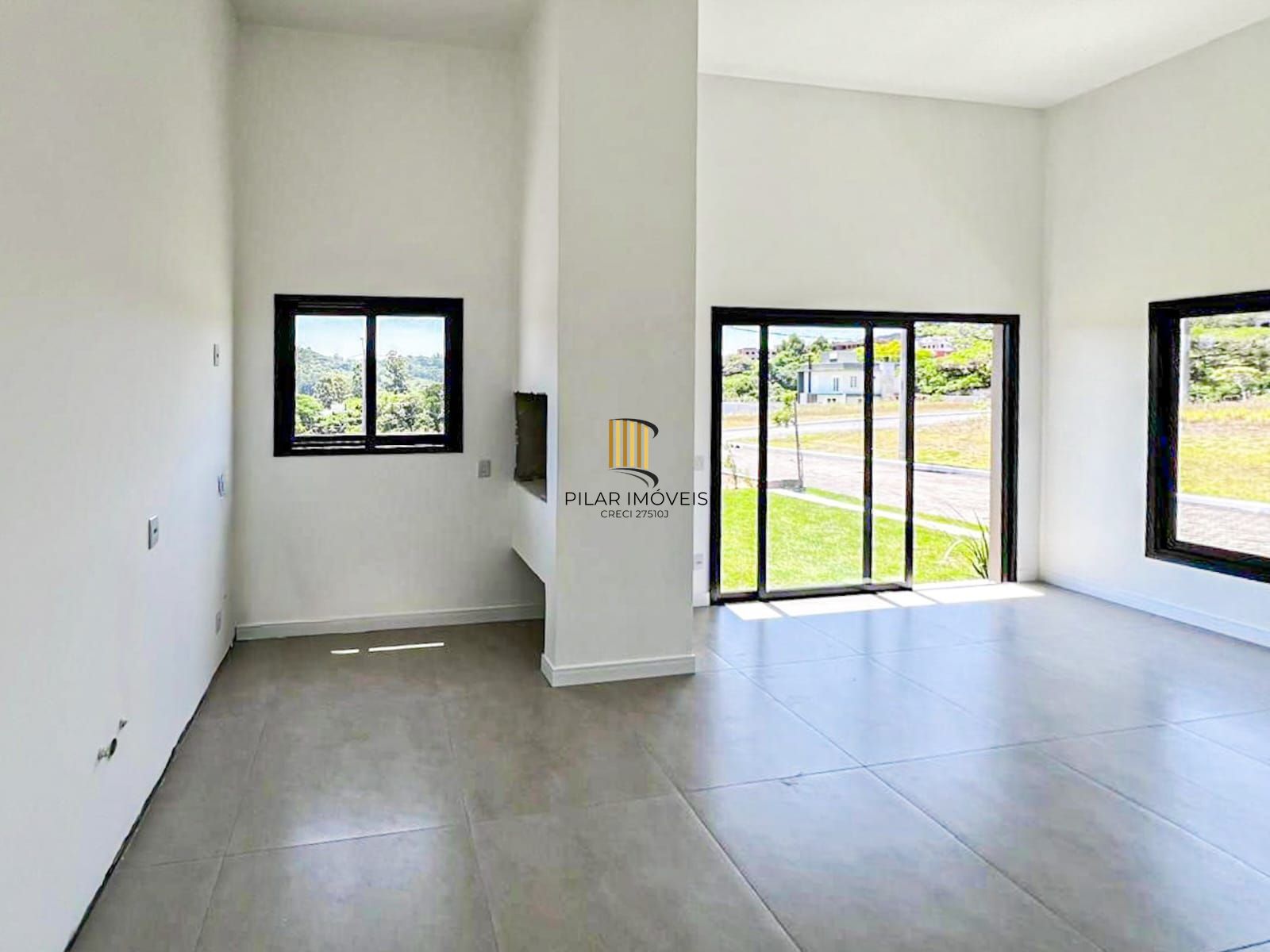 Casa térrea com 100m² privativo, em condomínio fechado na Estrada Jorge Pereira Nunes