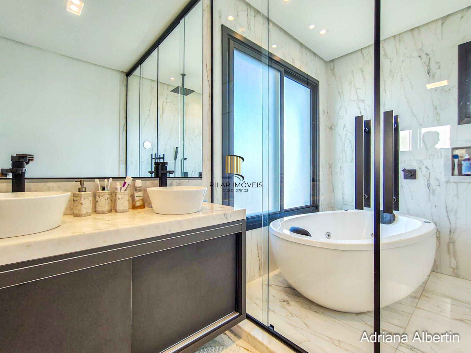 Casa com 345m², piscina e vista para o Guaiba