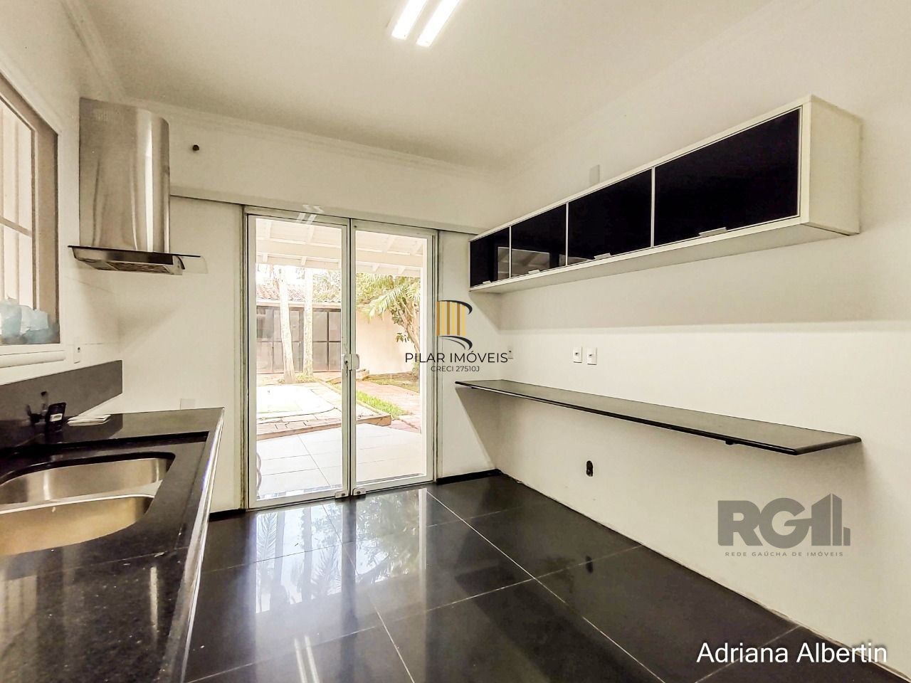 Casa 3 dormitórios no bairro Guarujá