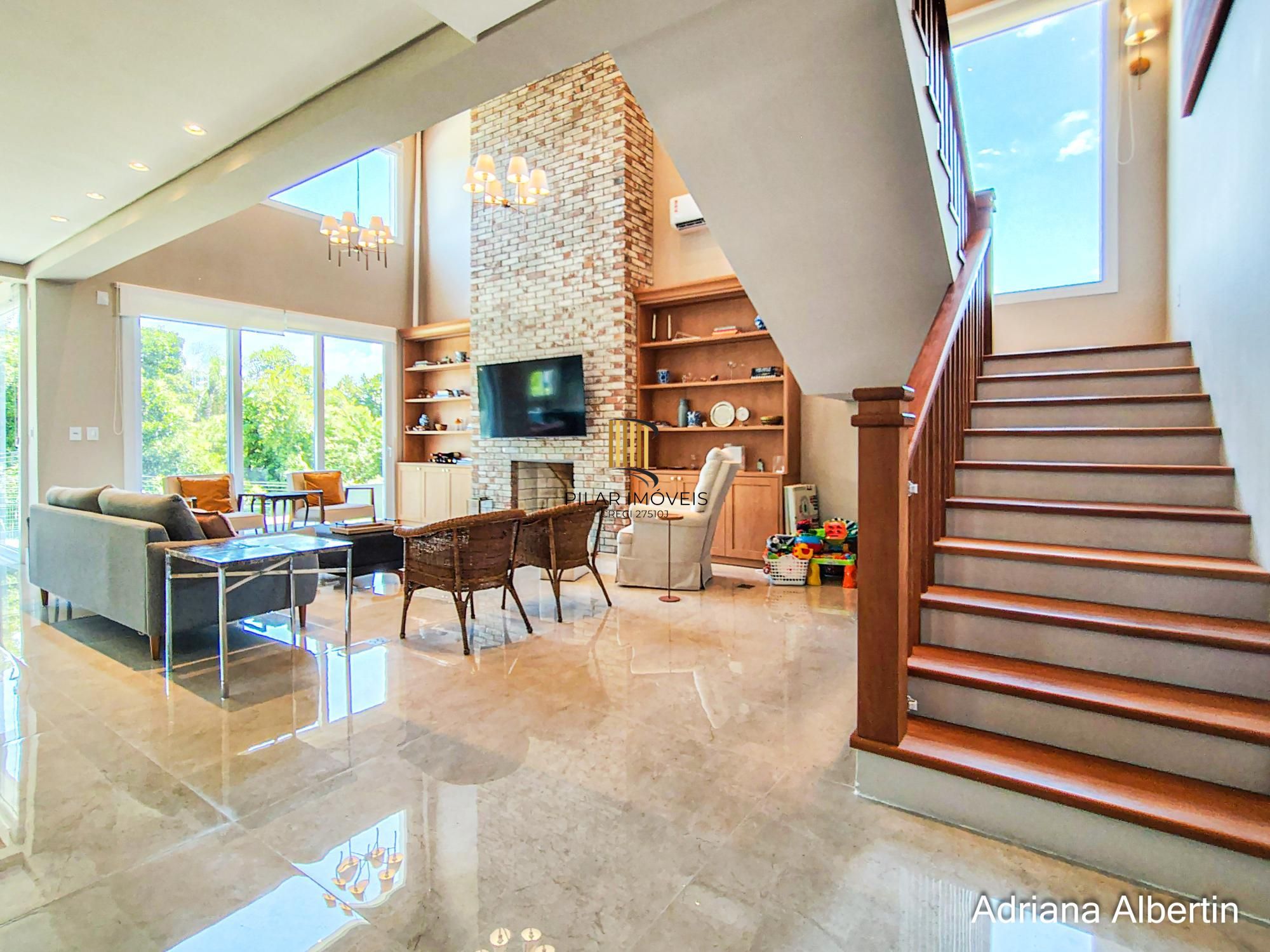 Casa em condomínio Alphaville com 4 suítes e área verde nos fundos