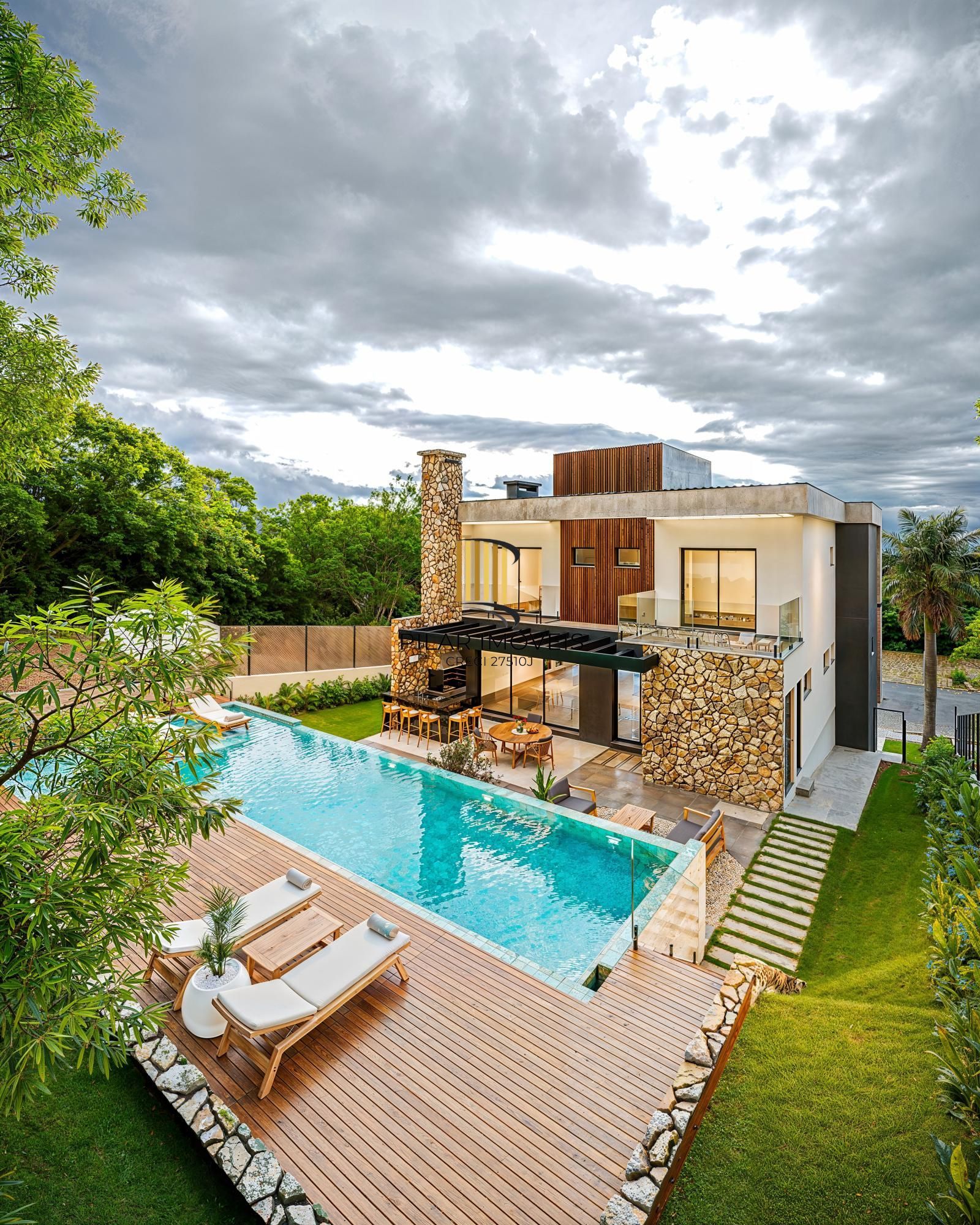 Casa em condomínio no Alphaville com 4 suítes e área gourmet