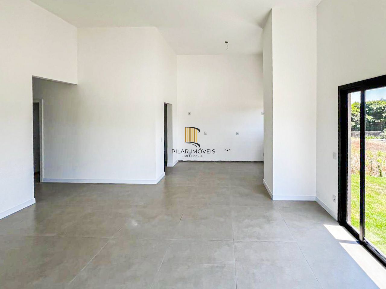 Casa térrea com 100m² privativo, em condomínio fechado na Estrada Jorge Pereira Nunes