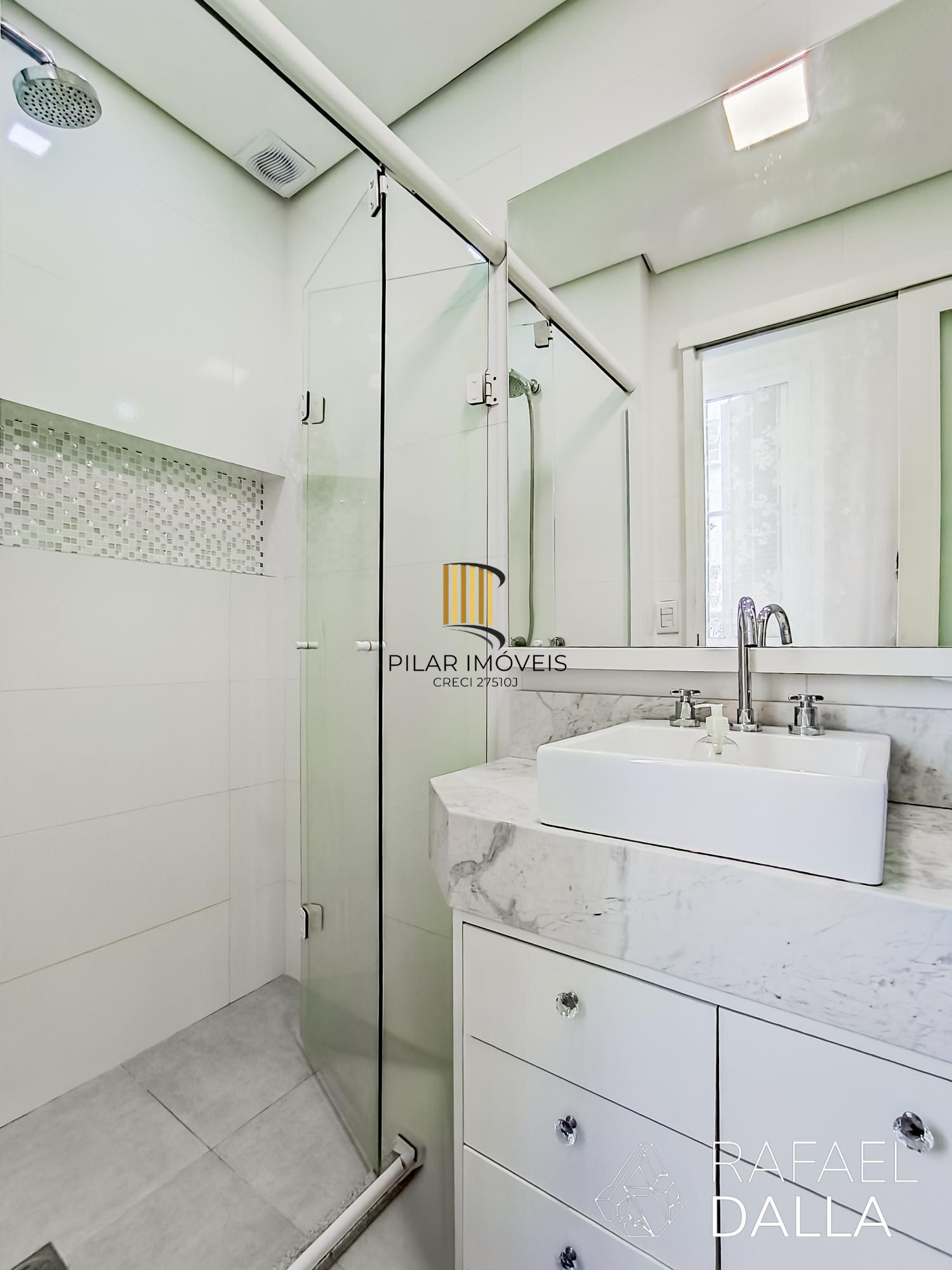 Casa com piscina e 5 vagas em frente ao Zaffari na Luiz Afonso