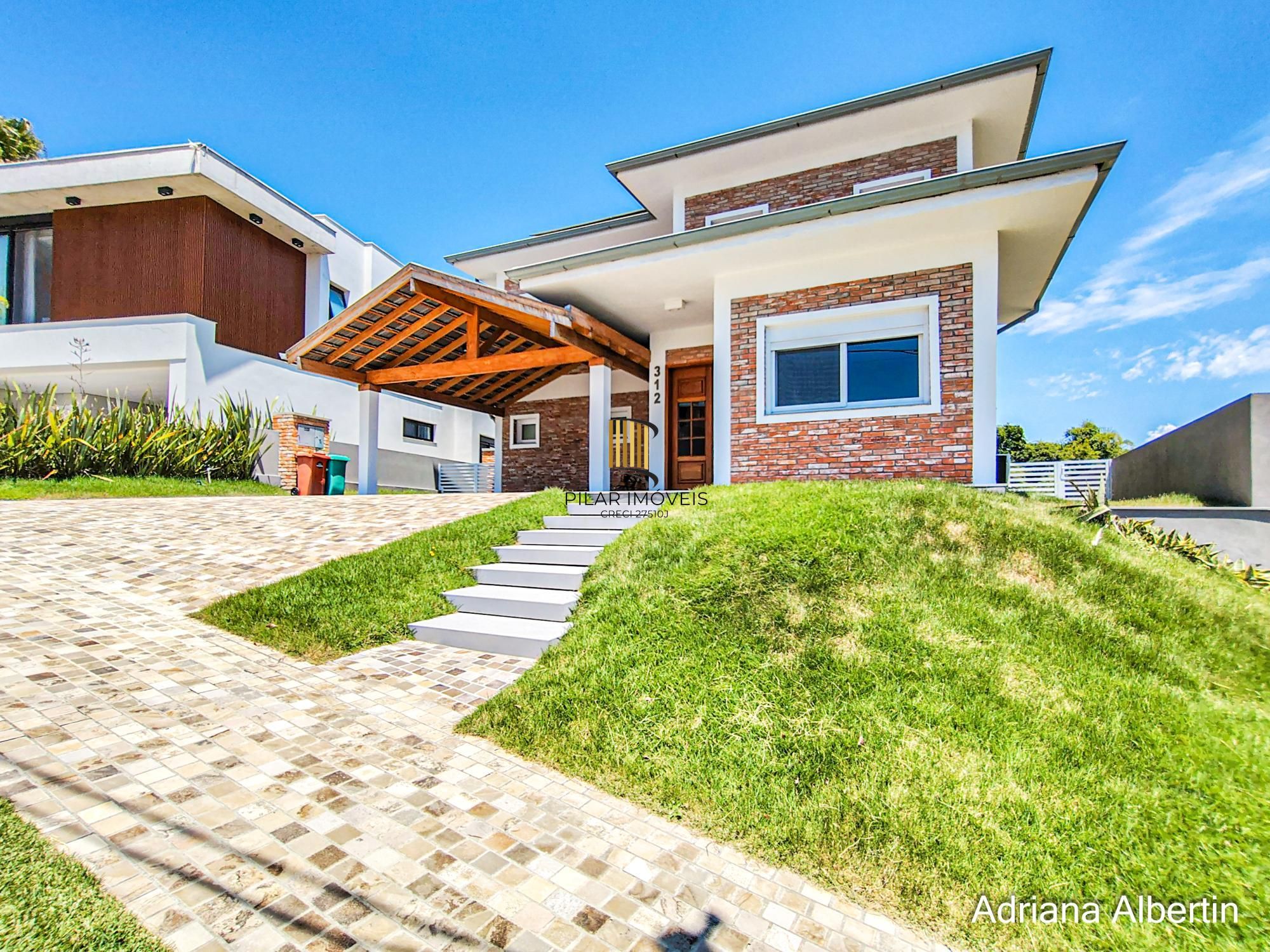 Casa em condomínio Alphaville com 4 suítes e área verde nos fundos