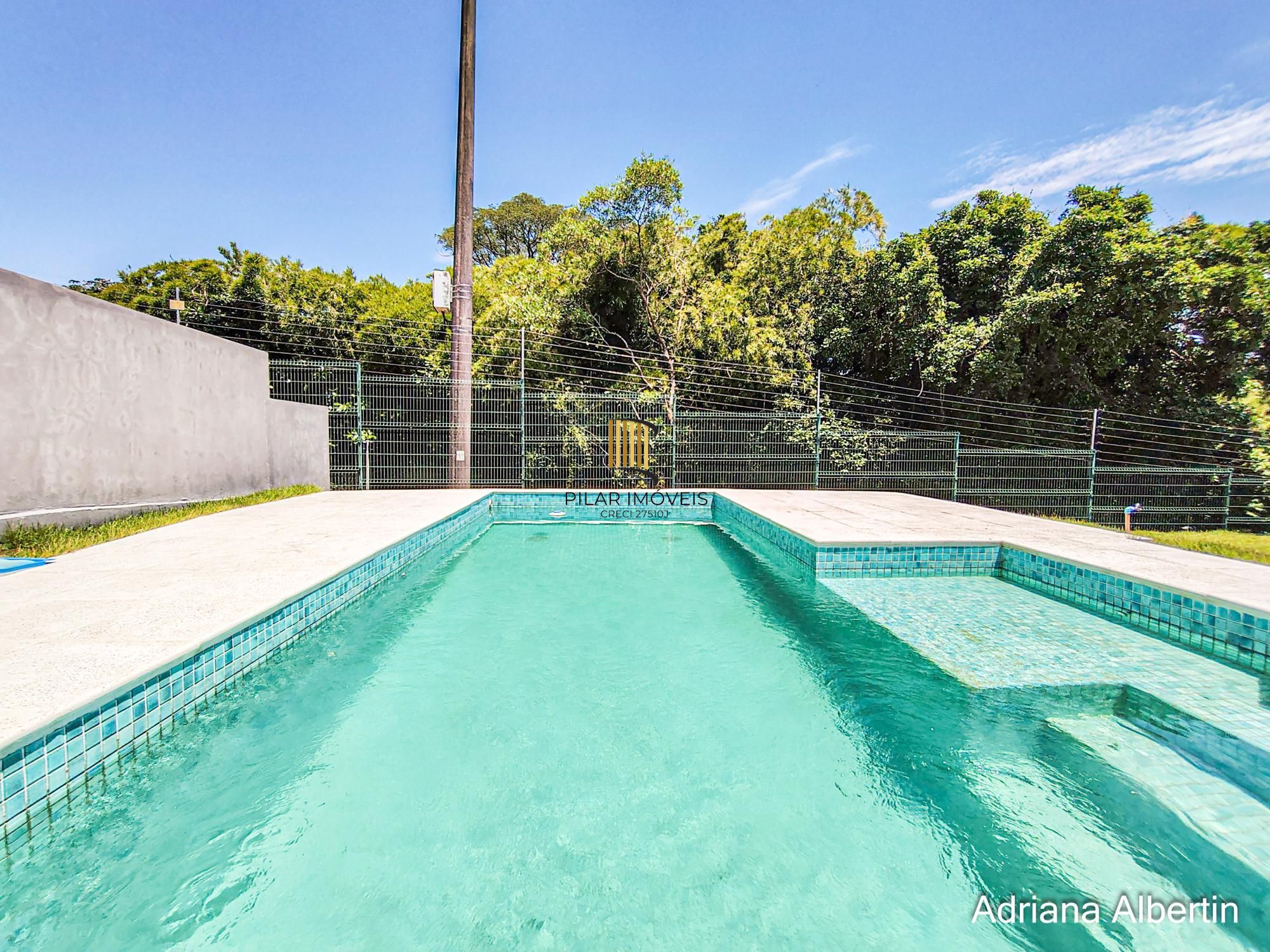Casa em condomínio Alphaville com 4 suítes e área verde nos fundos