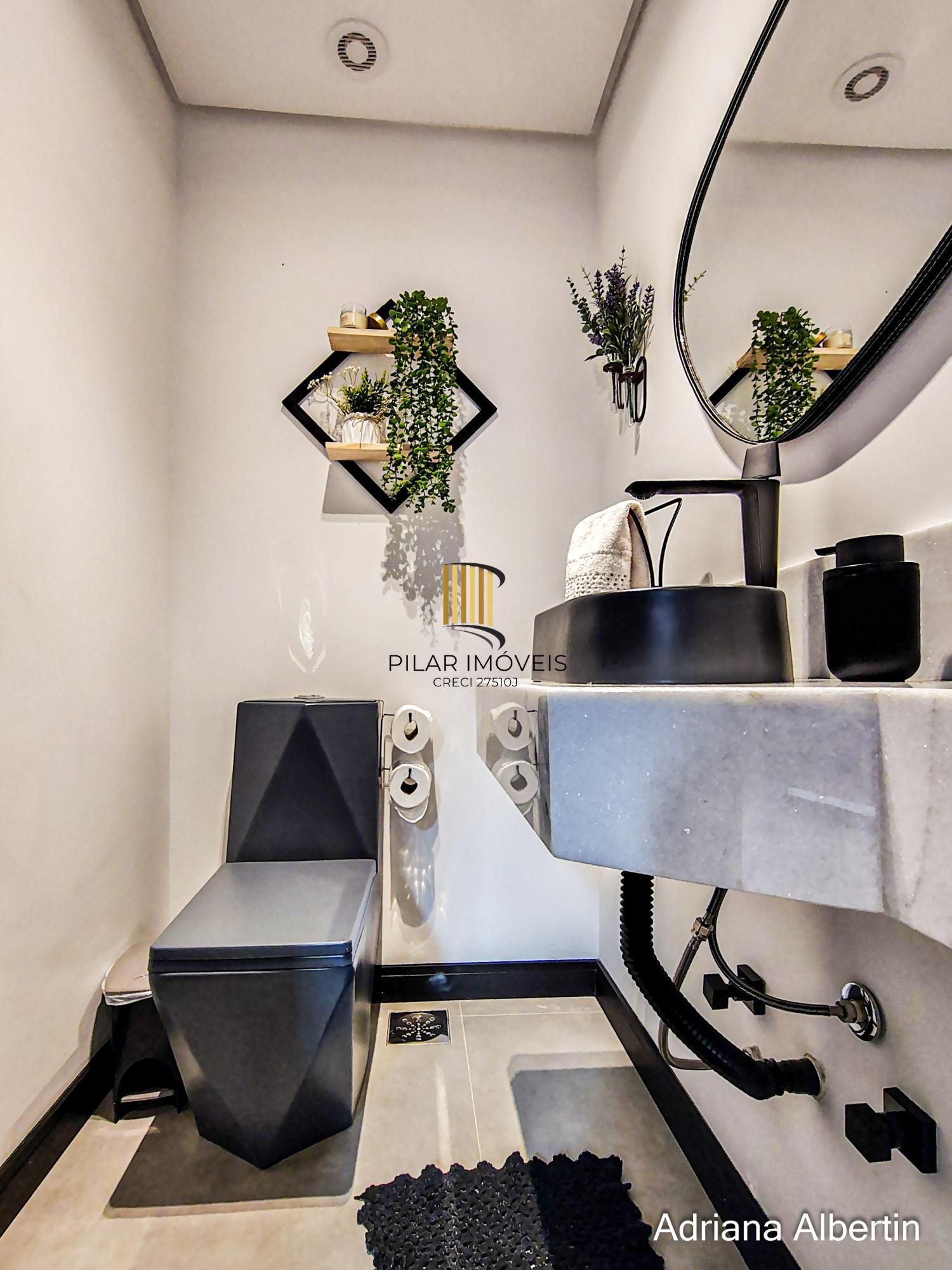 Casa com 345m², piscina e vista para o Guaiba