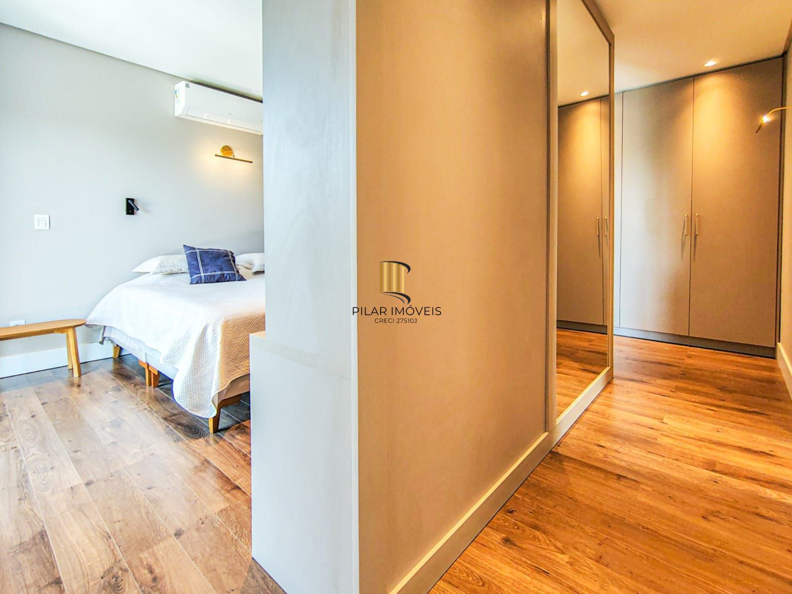 Casa mobiliada em condomínio Alphaville com 4 suítes, área verde nos fundos e piscina