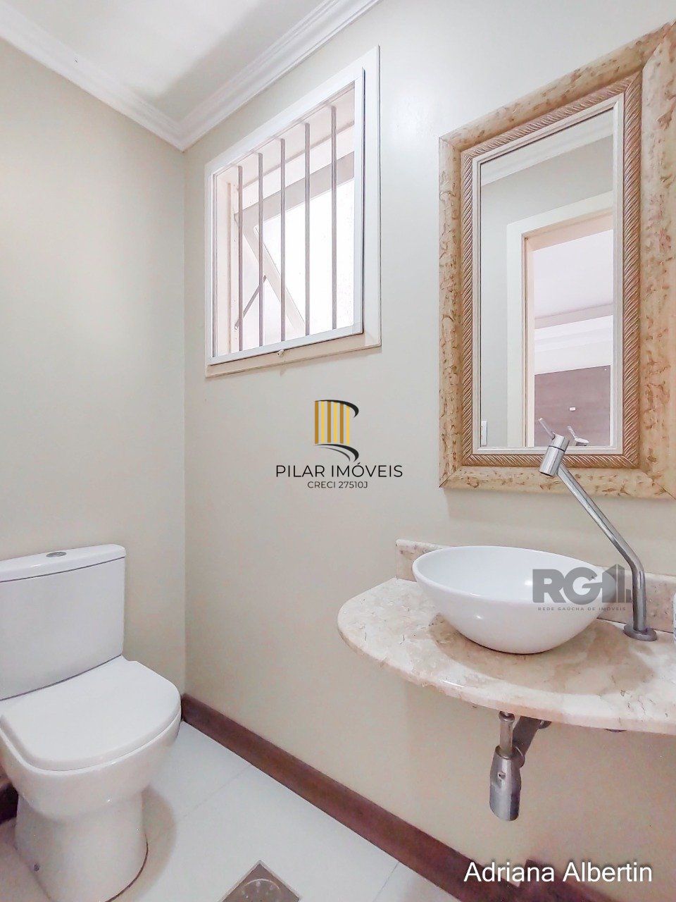 Casa 3 dormitórios no bairro Guarujá