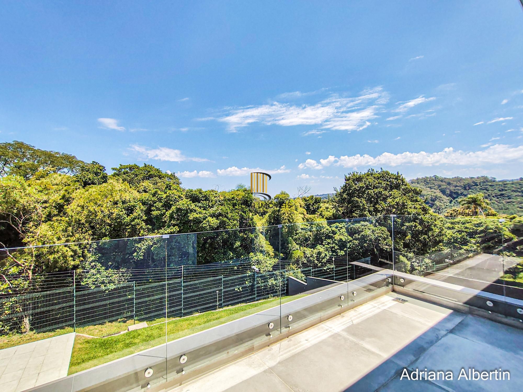 Casa em condomínio Alphaville com 4 suítes e área verde nos fundos