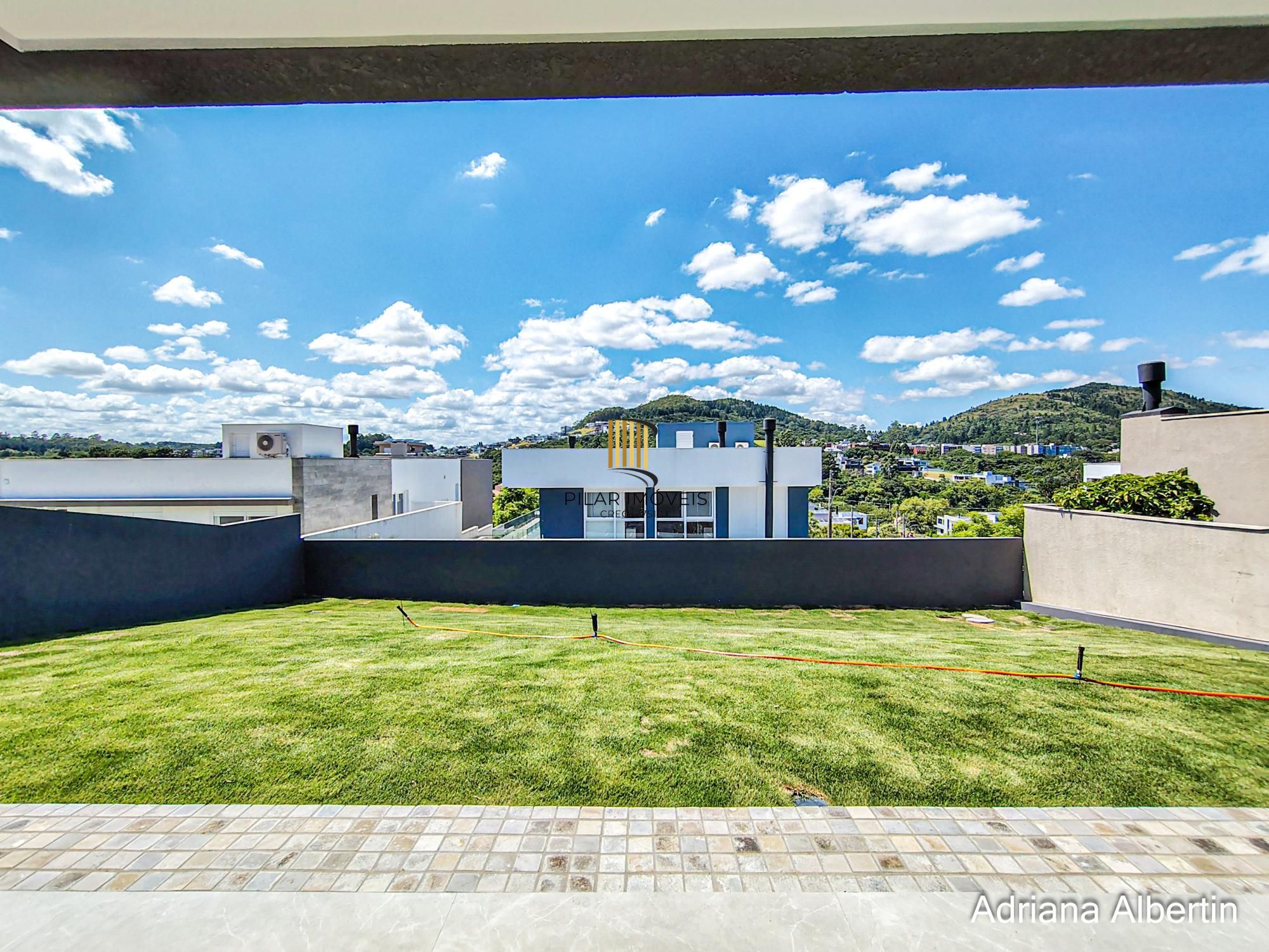 Casa em Alphaville com 3 suítes e pátio amplo