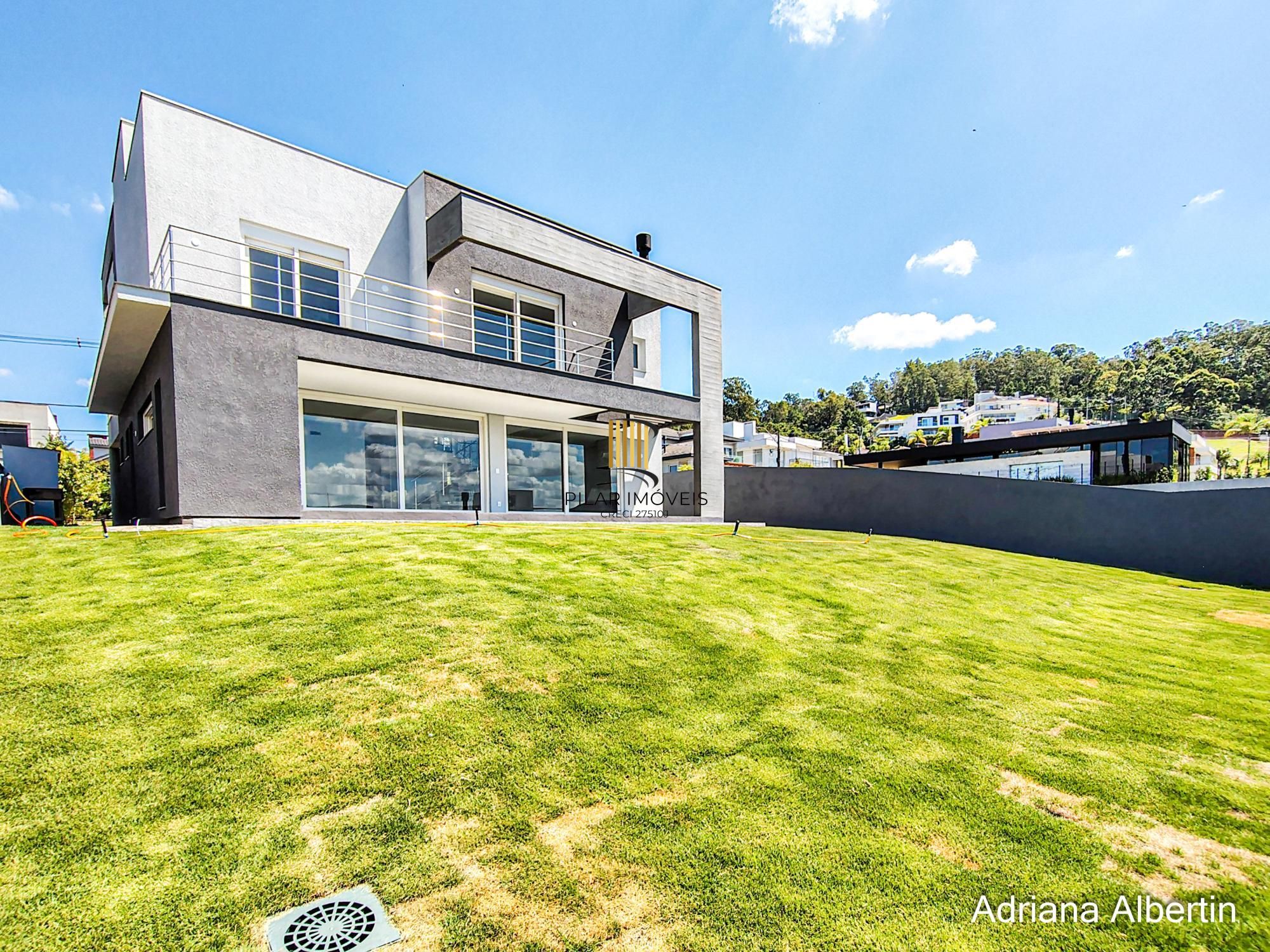 Casa em Alphaville com 3 suítes e pátio amplo