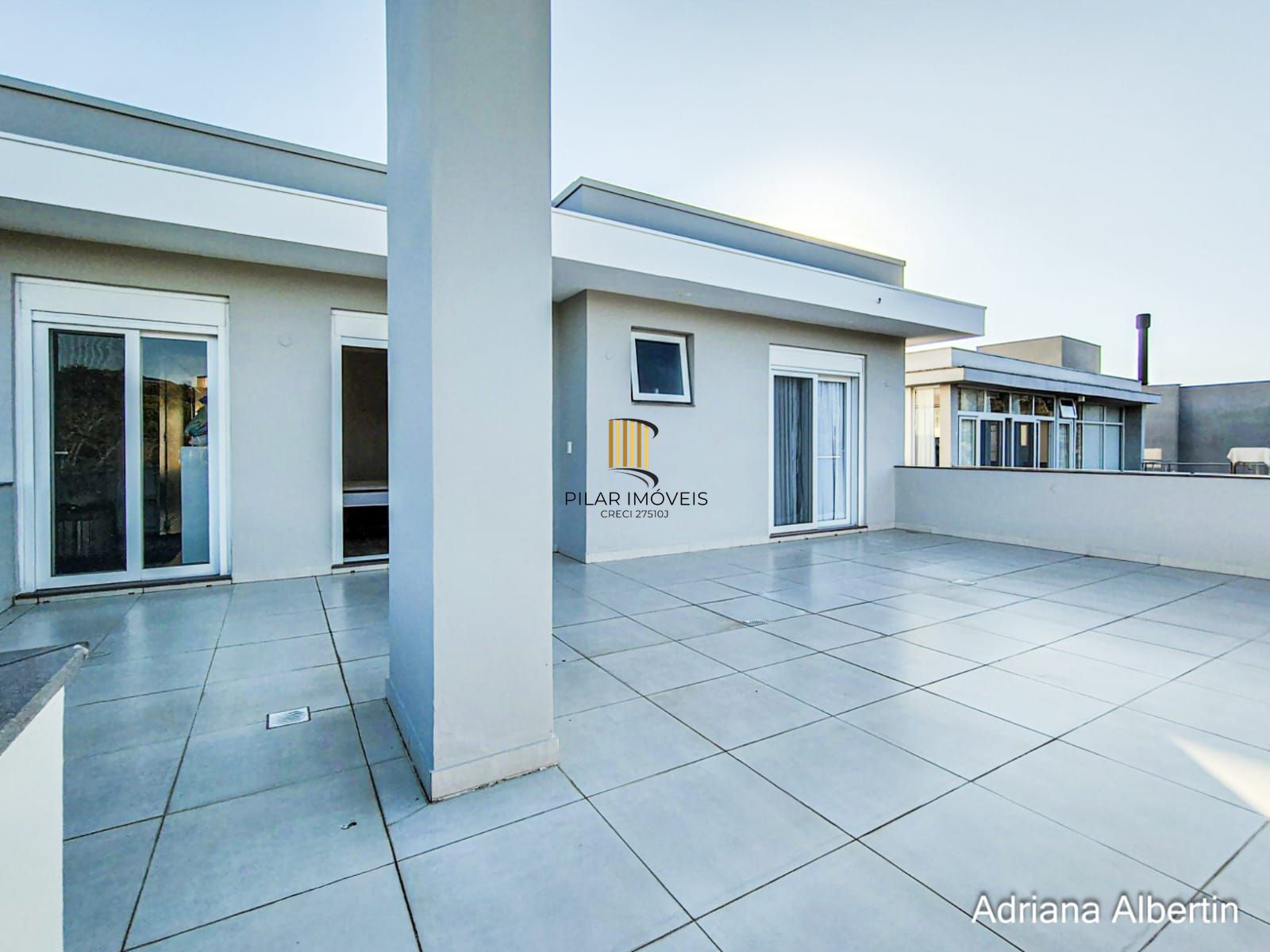 ALPHAVILLE PORTO ALEGRE | CASA COM FUNDOS PARA APP E ÁREA EXTERNA COMPLETA