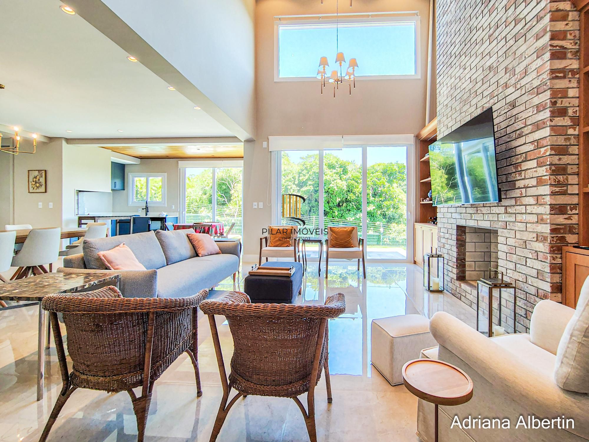 Casa em condomínio Alphaville com 4 suítes e área verde nos fundos