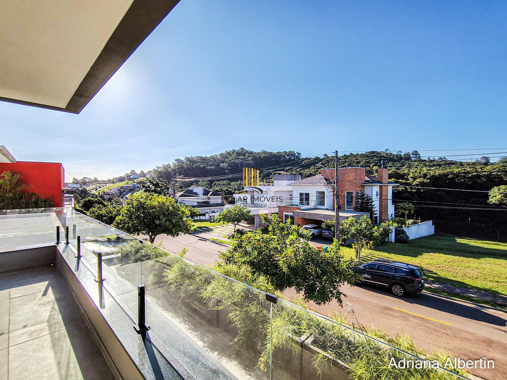 Casa com 345m², piscina e vista para o Guaiba