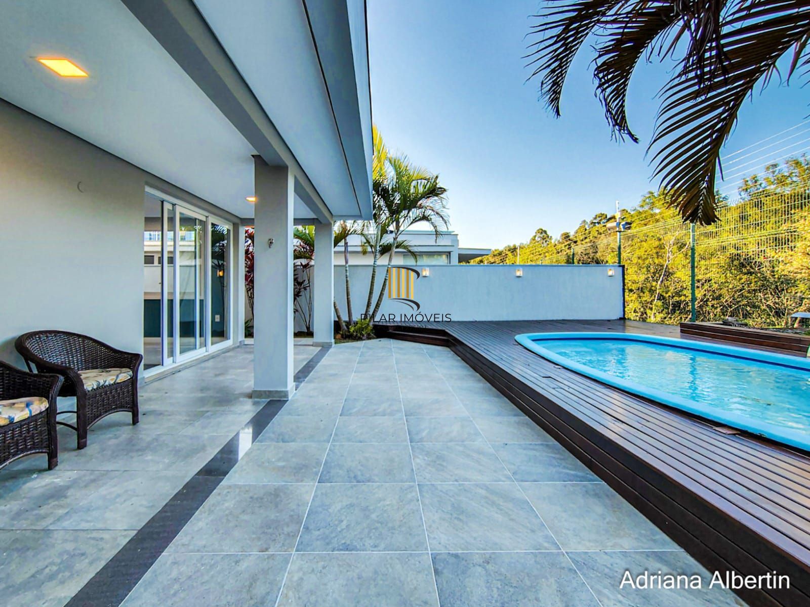 ALPHAVILLE PORTO ALEGRE | CASA COM FUNDOS PARA APP E ÁREA EXTERNA COMPLETA