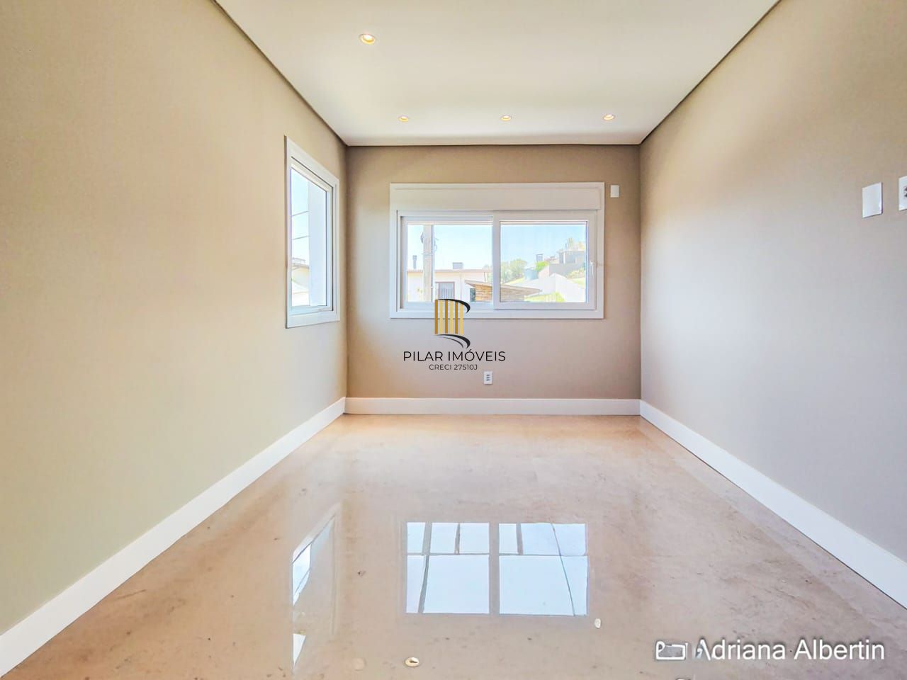 Casa em condomínio Alphaville com 4 suítes e área verde nos fundos