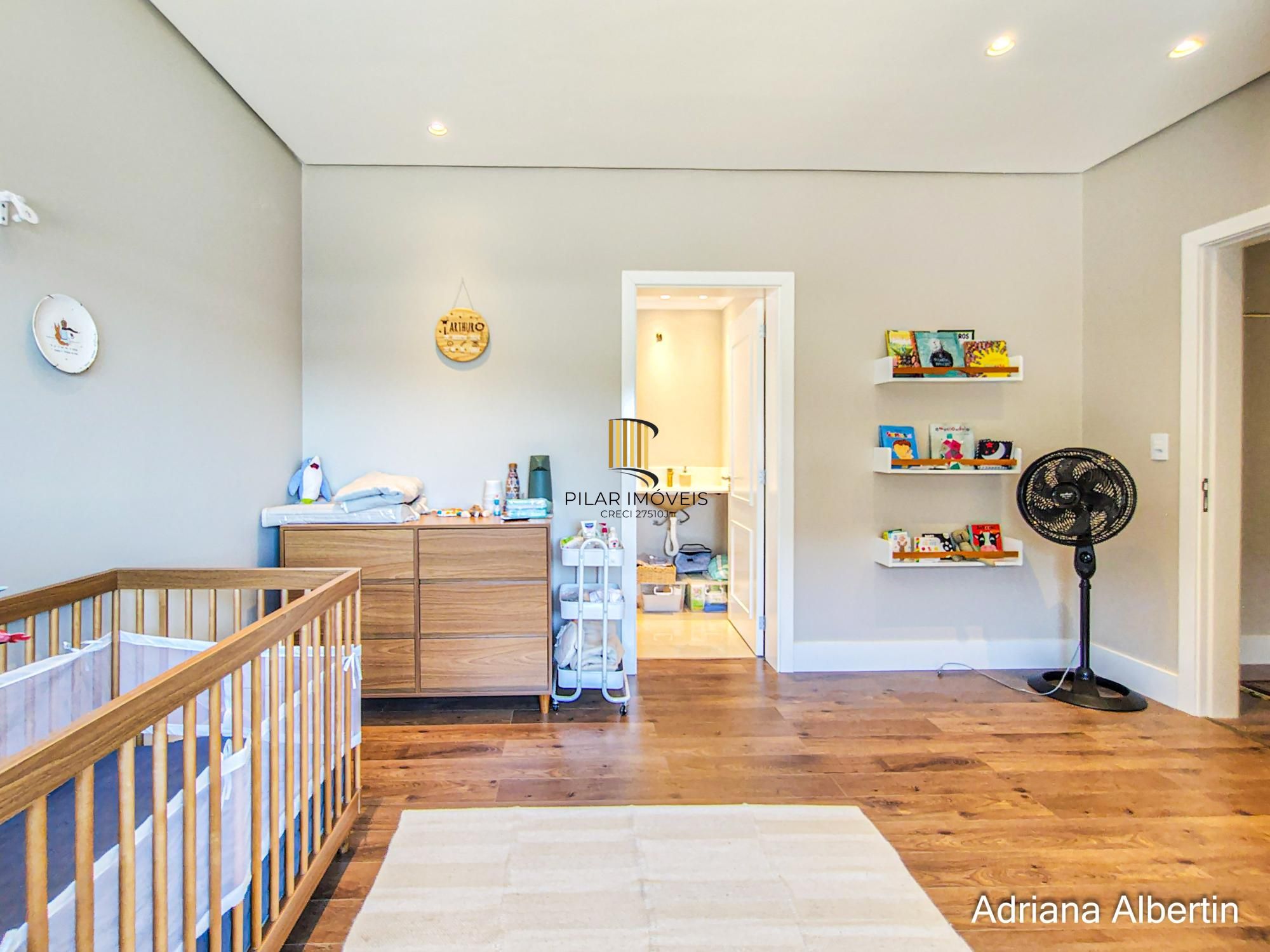 Casa em condomínio Alphaville com 4 suítes e área verde nos fundos